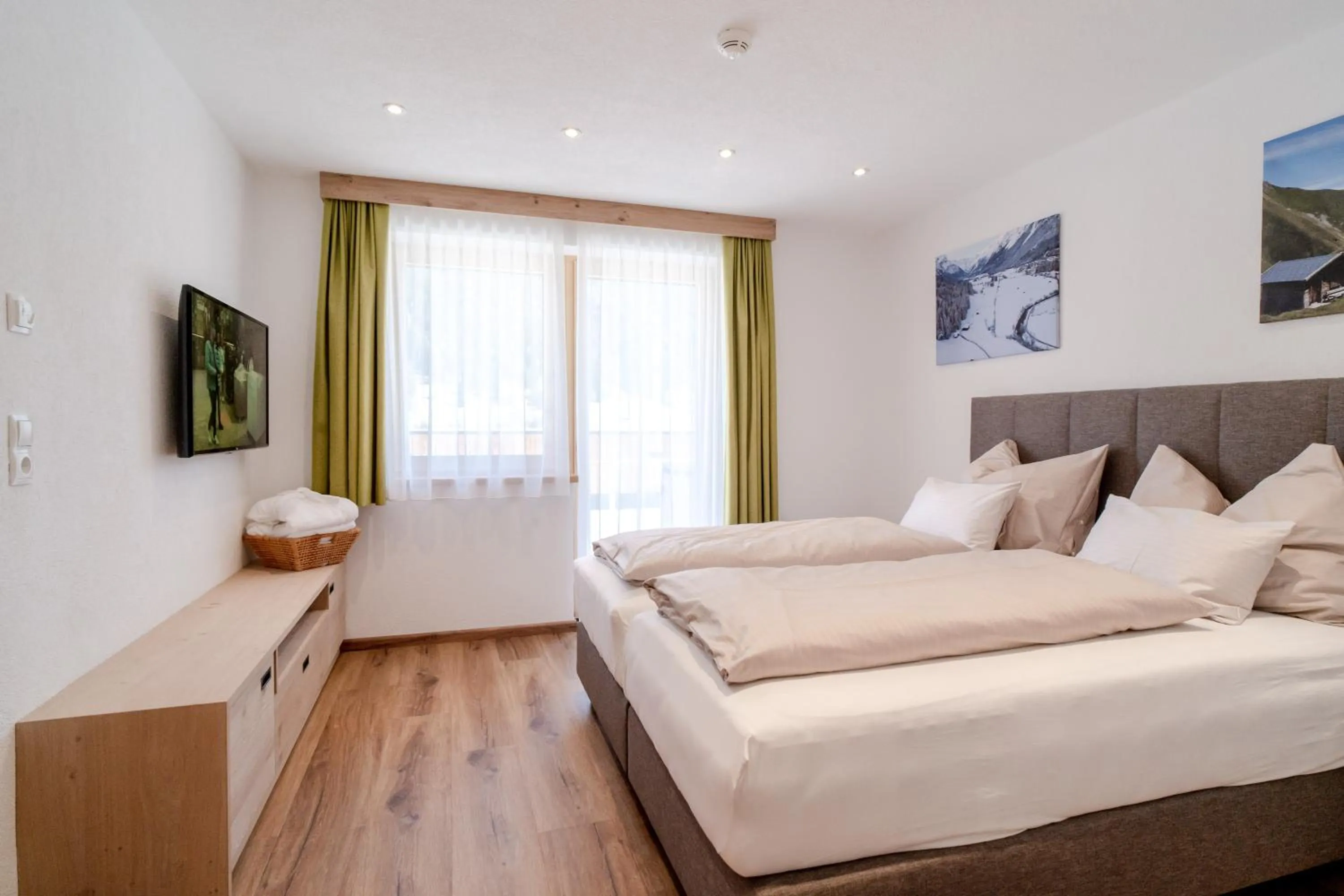 Photo of the whole room, Bed in Alpen Gasthof Apartments Hohe Burg