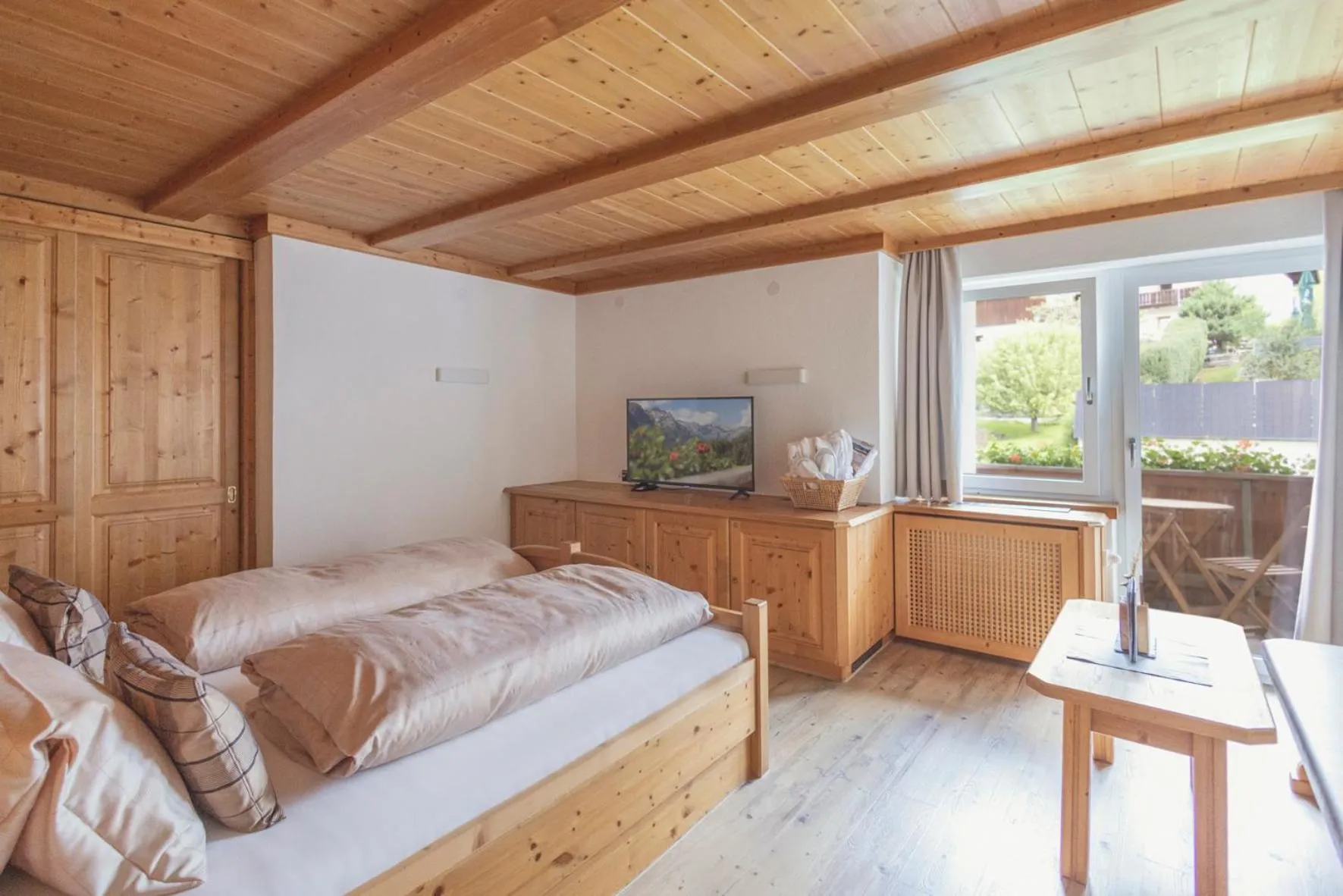 View (from property/room), Bed in Alpen Gasthof Apartments Hohe Burg