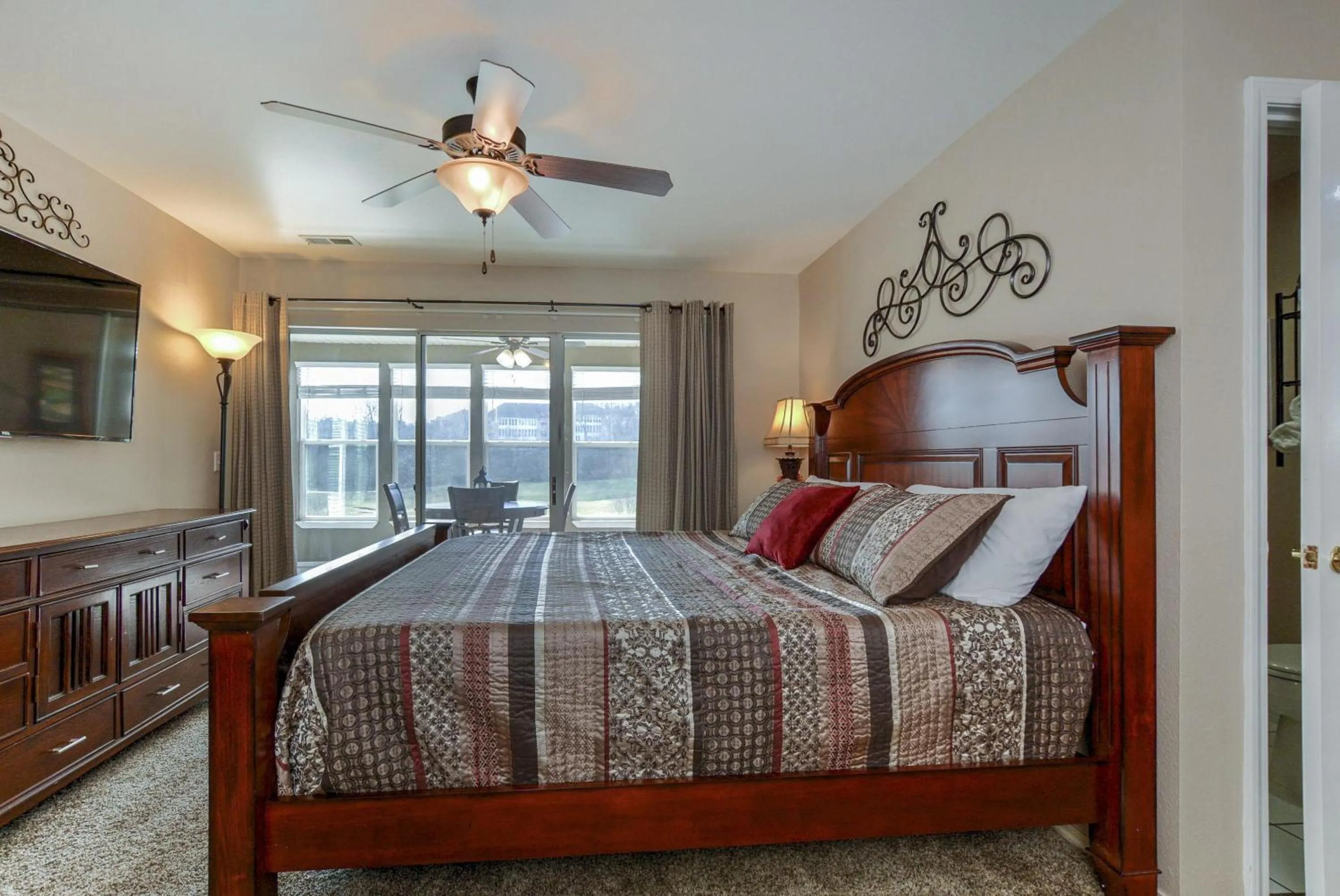 Bedroom in Little House On The Fairway- Luxury Golf Condo -updated - 2min Off Strip!!