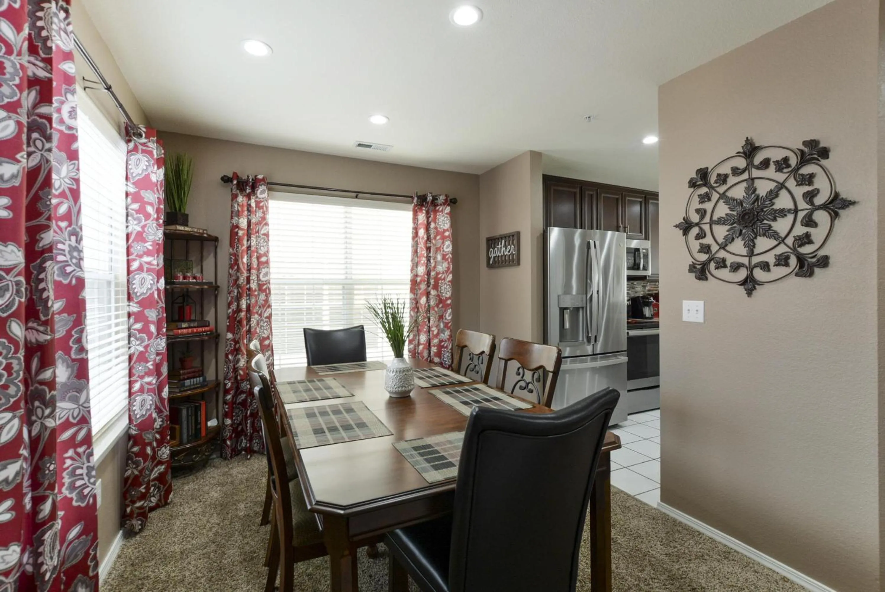 Living room in Little House On The Fairway- Luxury Golf Condo -updated - 2min Off Strip!!