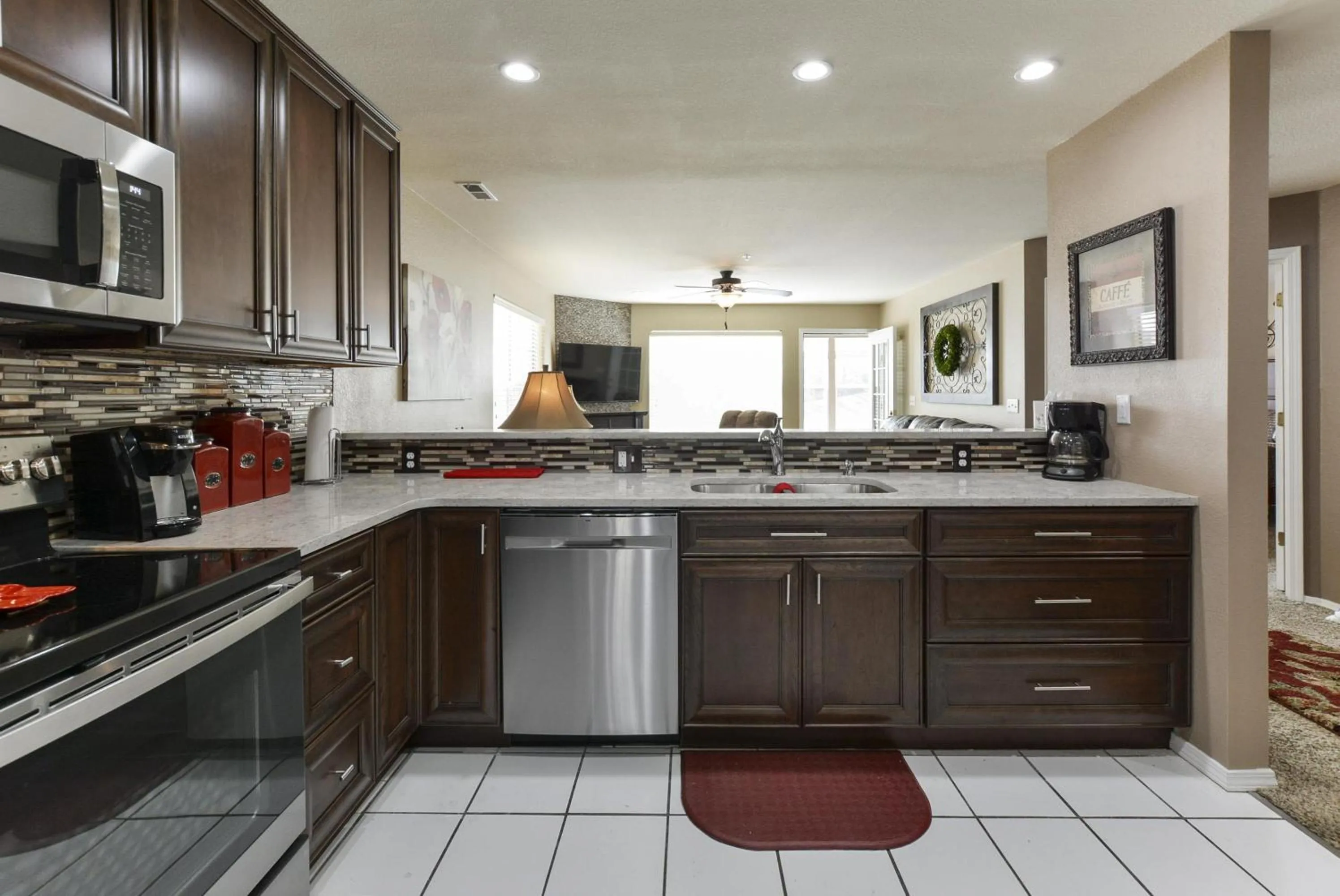 Kitchen or kitchenette in Little House On The Fairway- Luxury Golf Condo -updated - 2min Off Strip!!