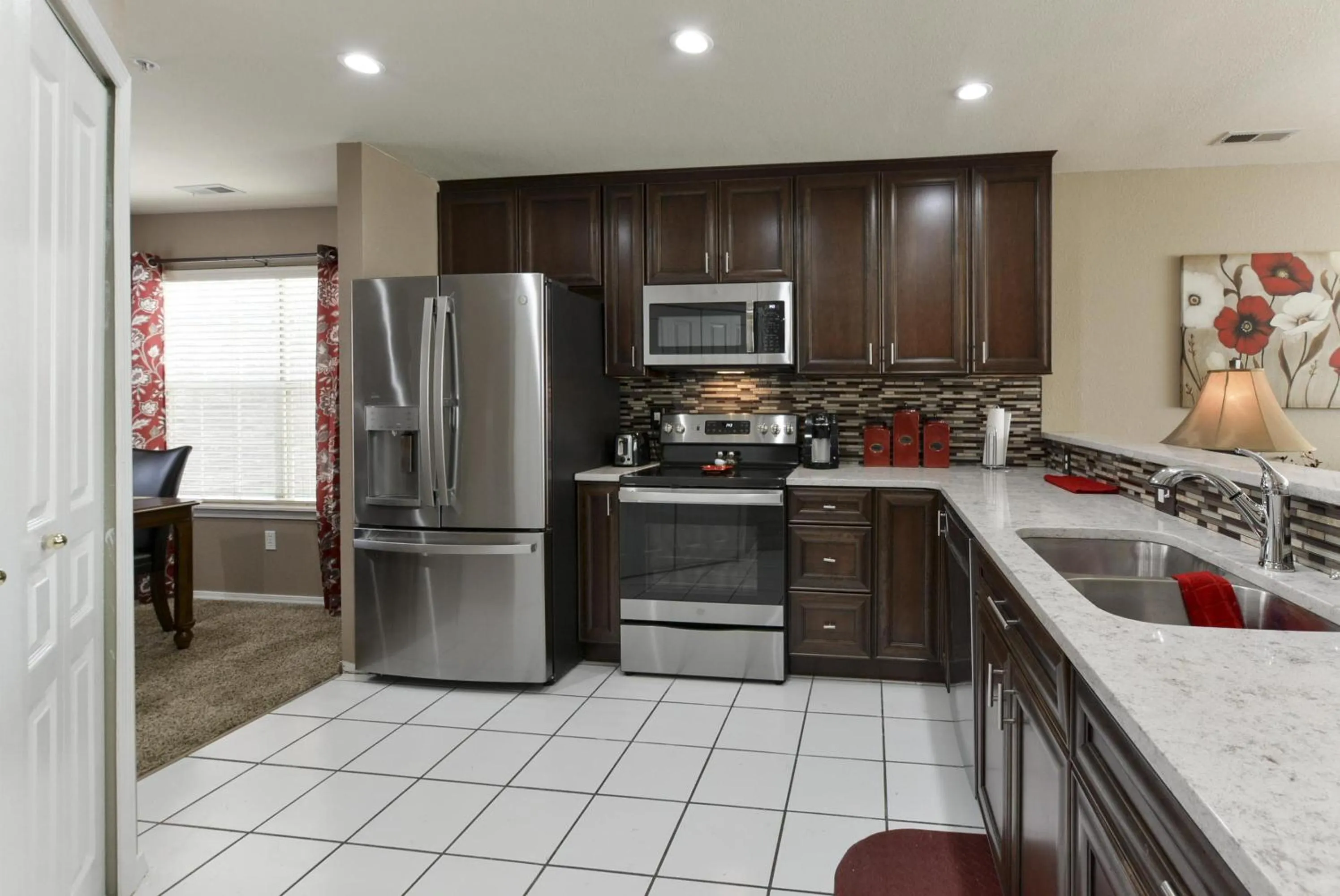 Kitchen or kitchenette in Little House On The Fairway- Luxury Golf Condo -updated - 2min Off Strip!!