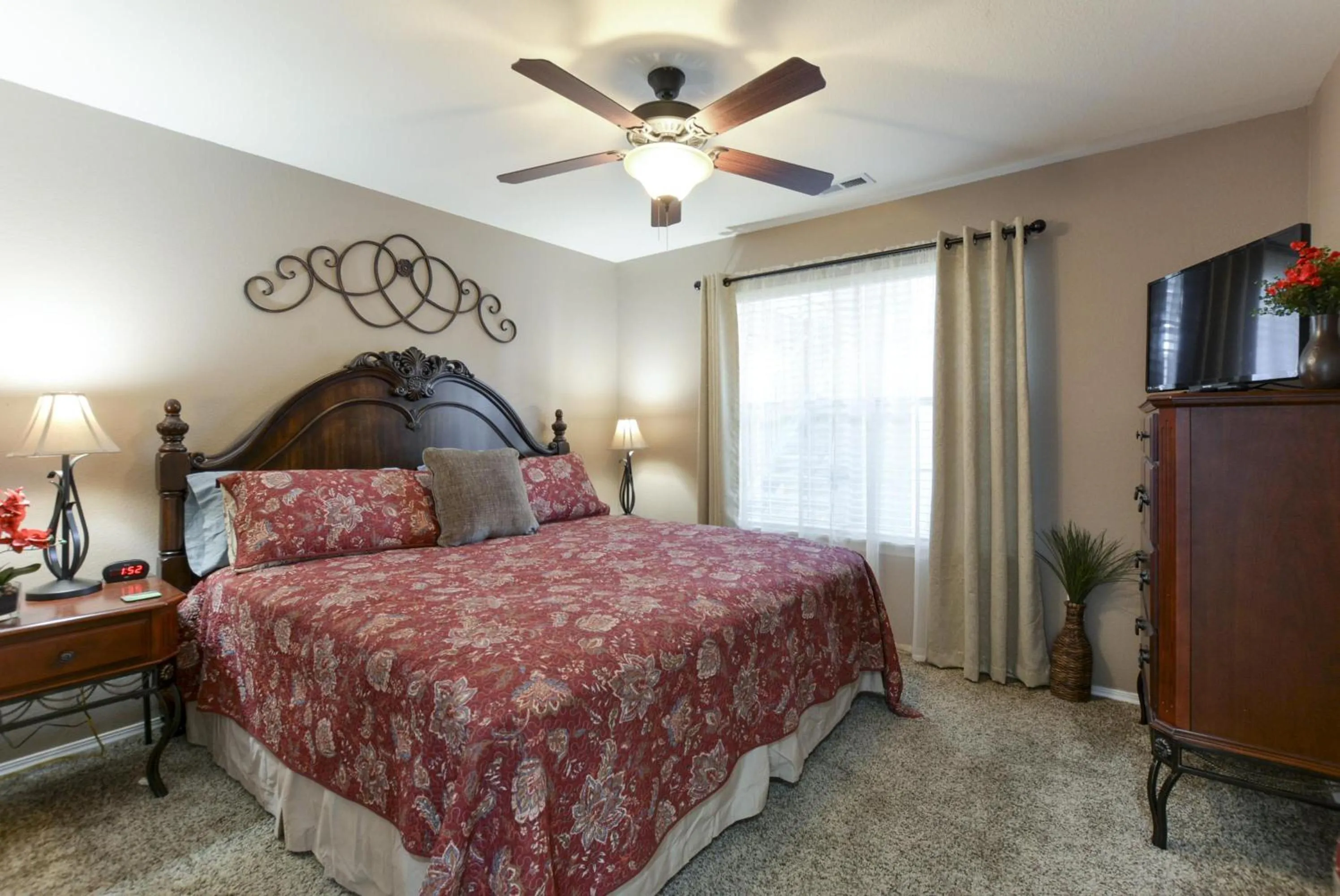 Bedroom in Little House On The Fairway- Luxury Golf Condo -updated - 2min Off Strip!!