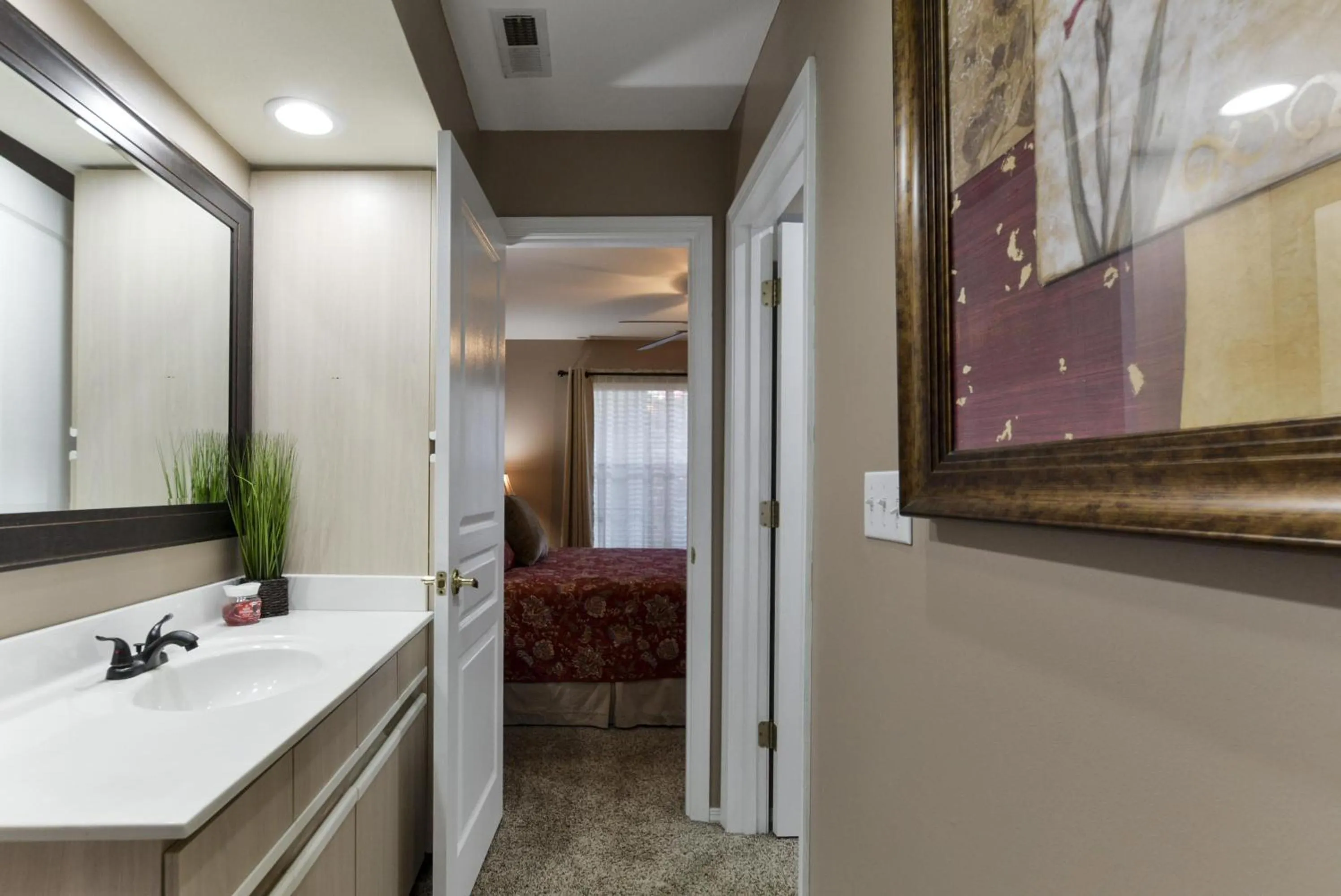 Property building in Little House On The Fairway- Luxury Golf Condo -updated - 2min Off Strip!!