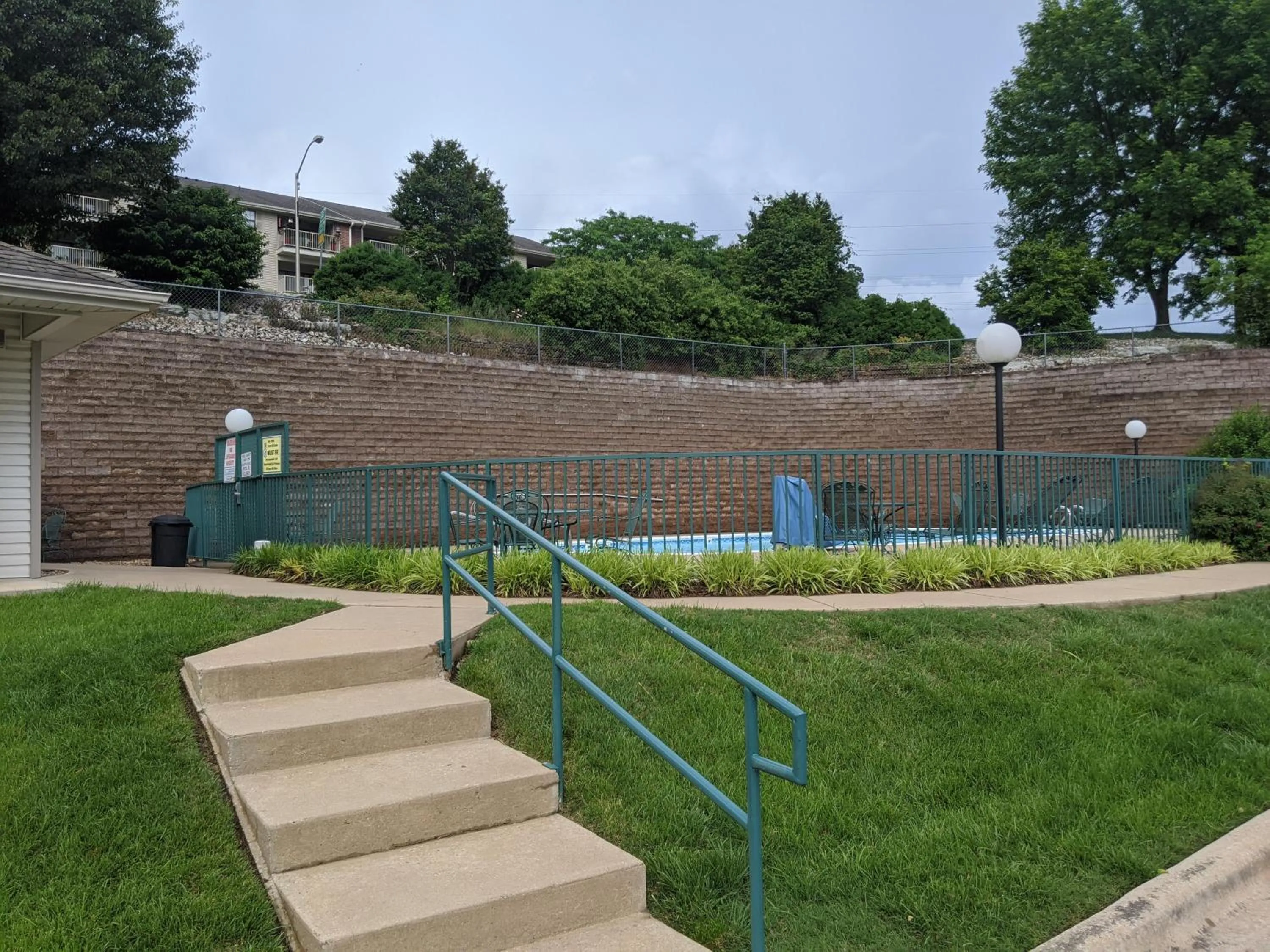 Garden in Little House On The Fairway- Luxury Golf Condo -updated - 2min Off Strip!!