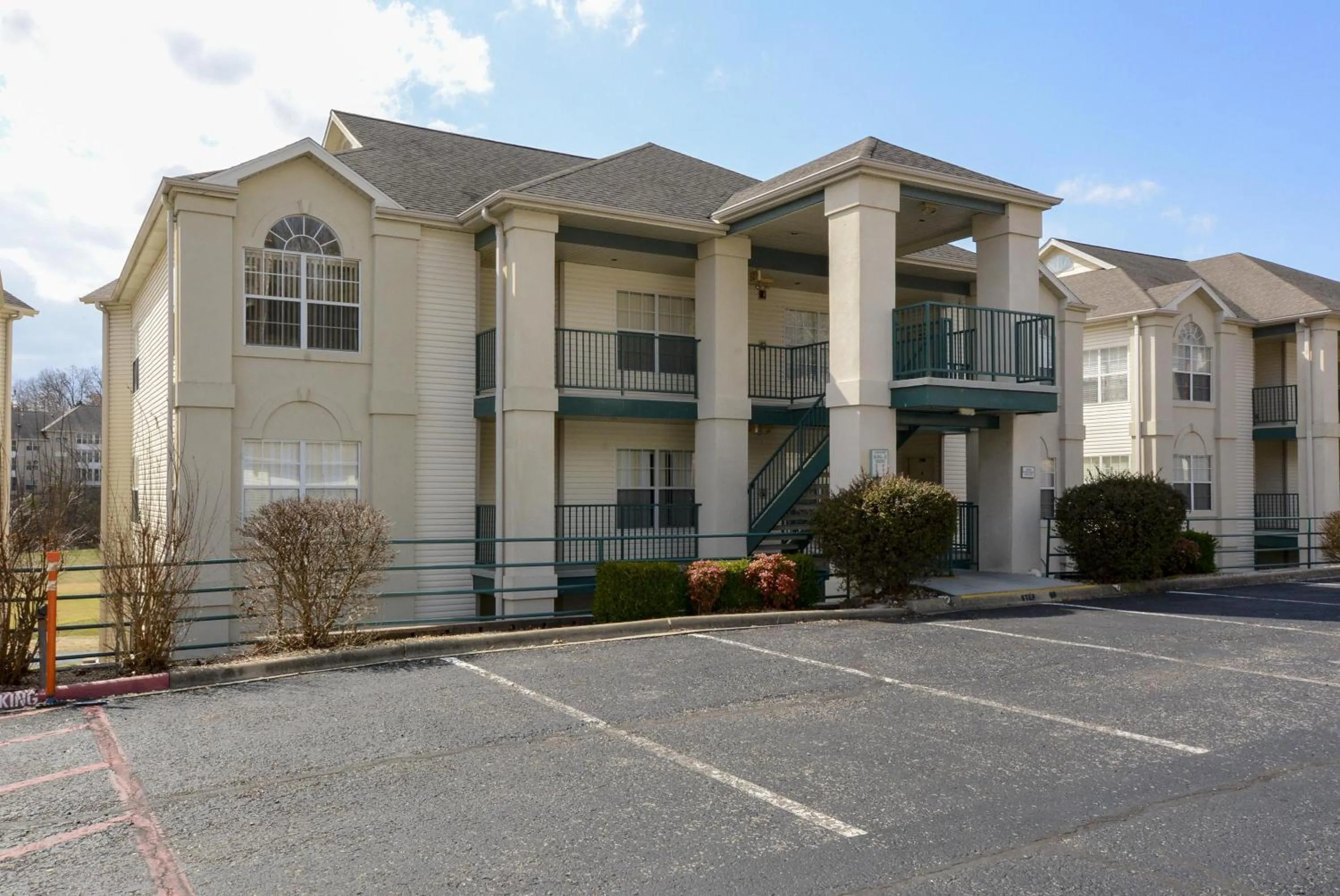 Property building in Little House On The Fairway- Luxury Golf Condo -updated - 2min Off Strip!!