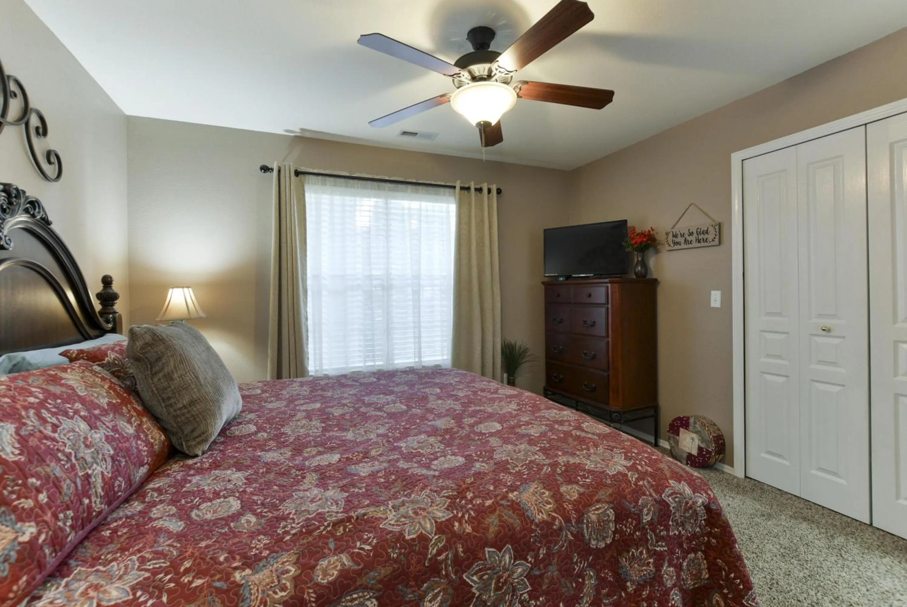 Bedroom in Little House On The Fairway- Luxury Golf Condo -updated - 2min Off Strip!!