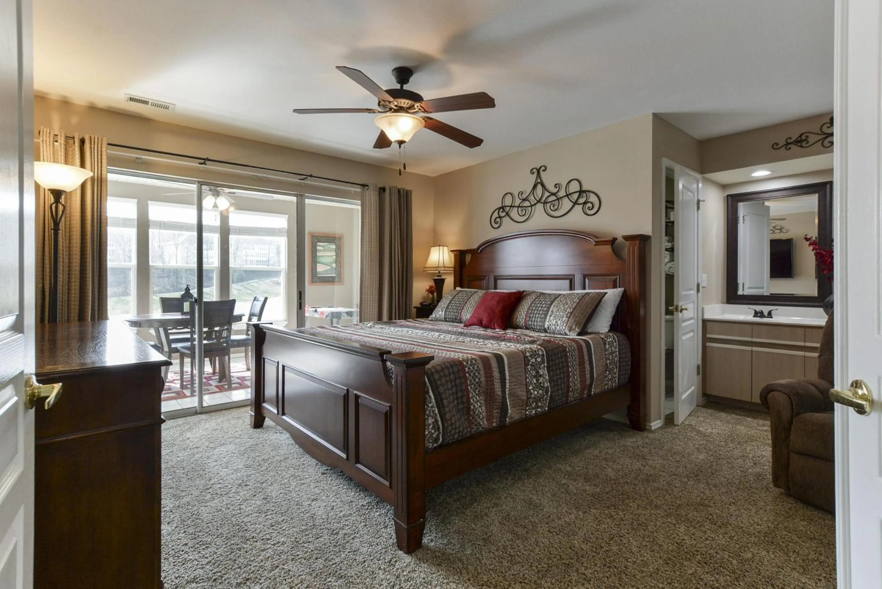 Property building in Little House On The Fairway- Luxury Golf Condo -updated - 2min Off Strip!!