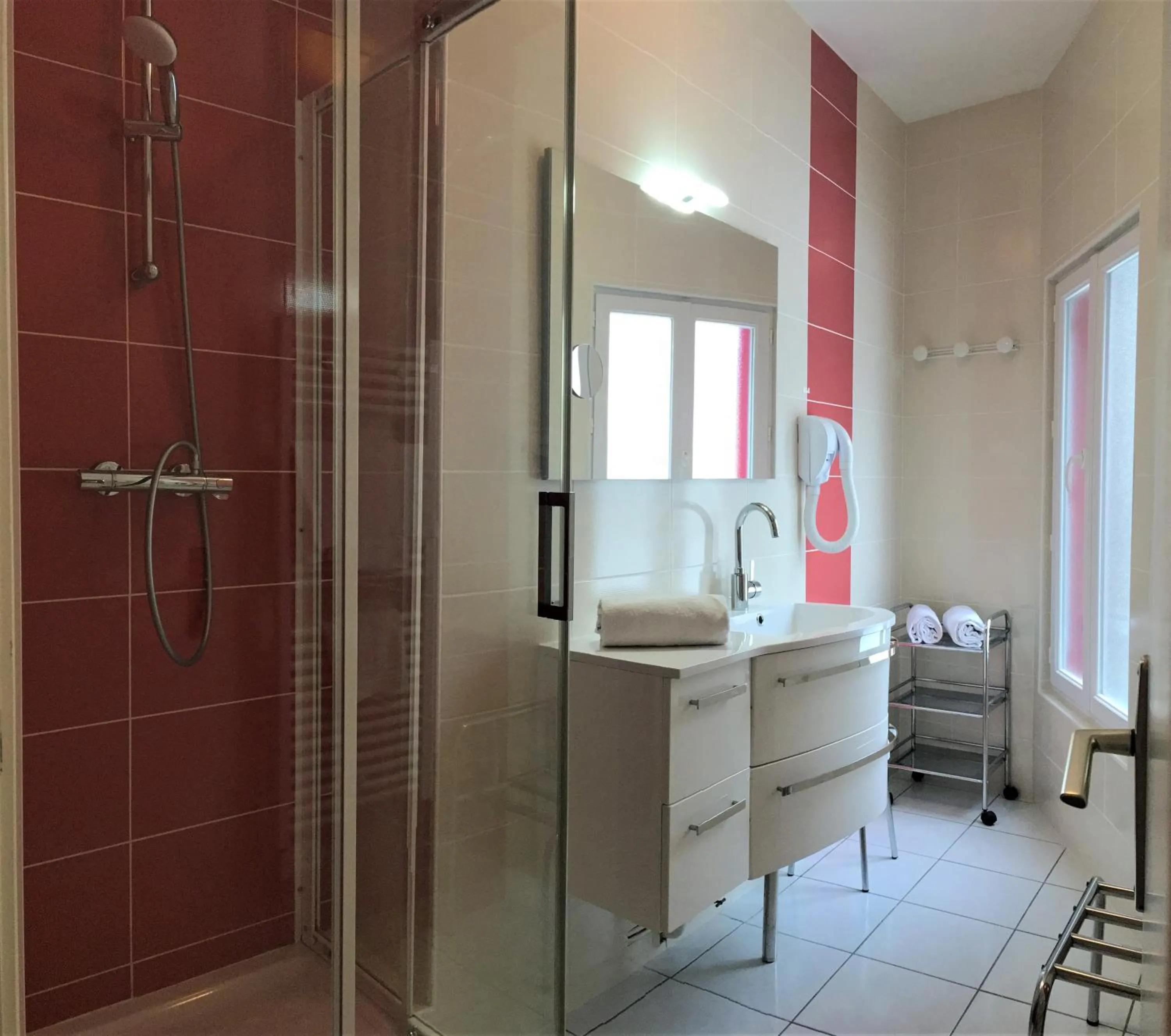 Bathroom in Hôtel Restaurant Le Grillon