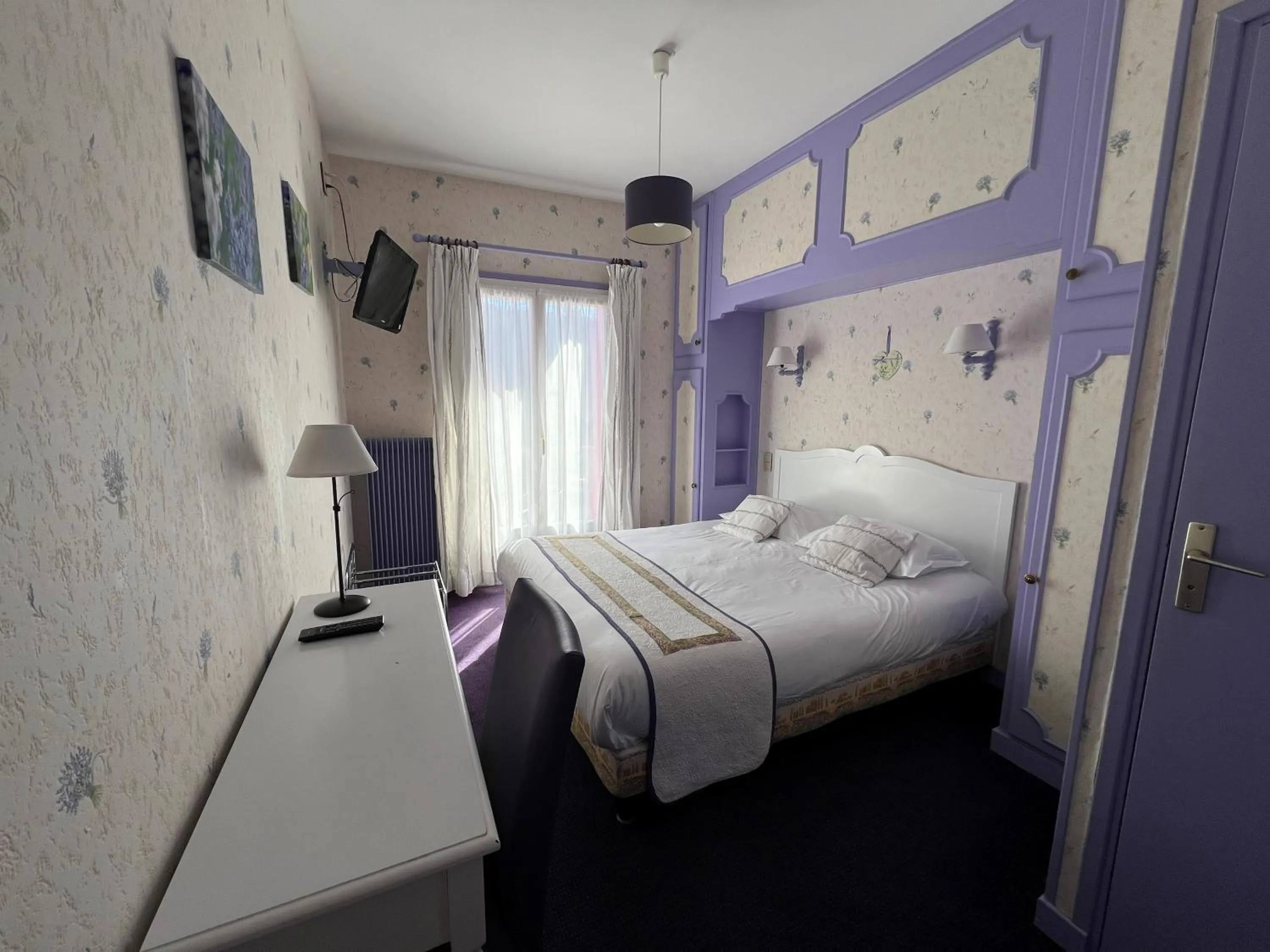 Photo of the whole room, Bed in Hôtel Restaurant Le Grillon