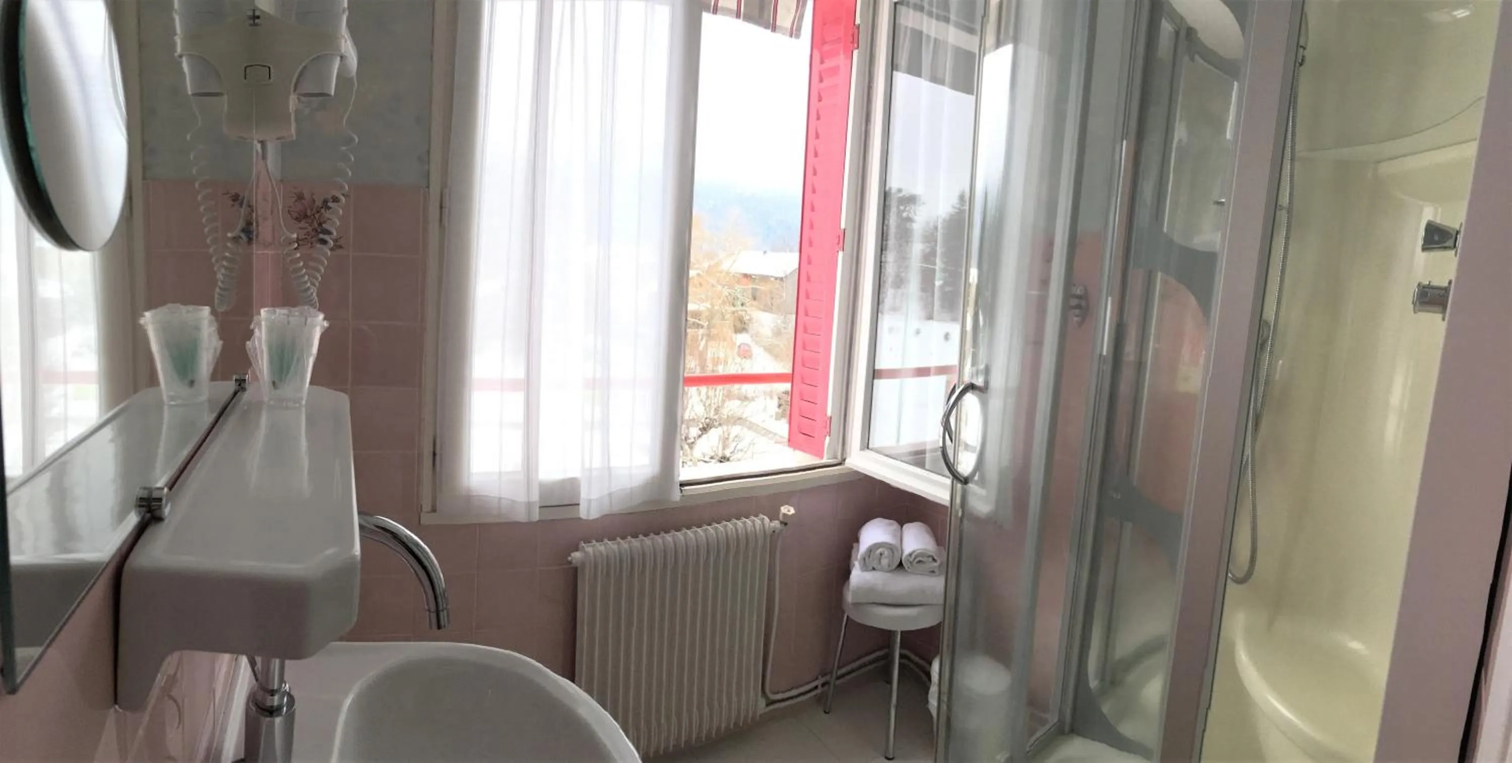 Bathroom in Hôtel Restaurant Le Grillon