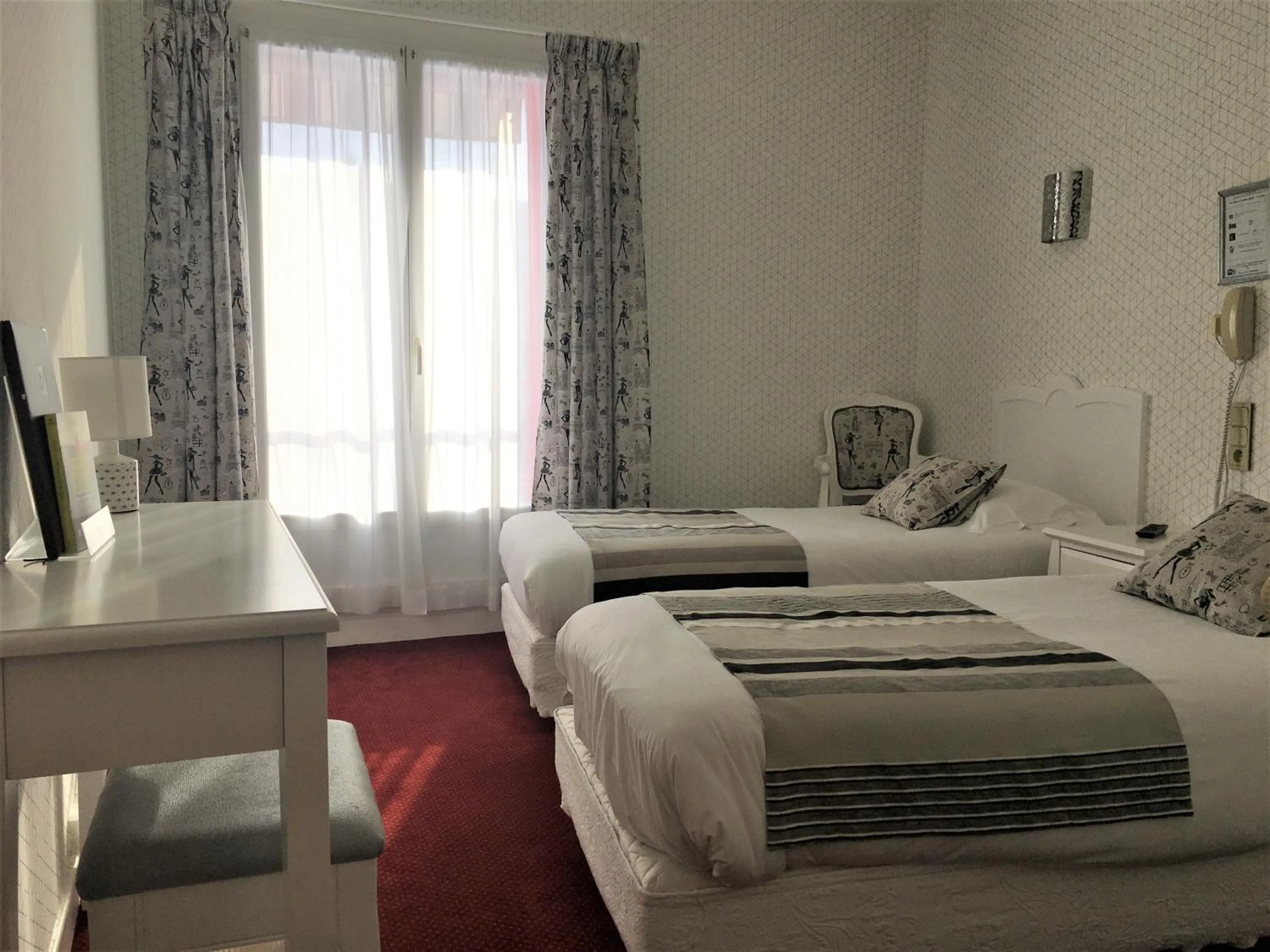 Bed in Hôtel Restaurant Le Grillon