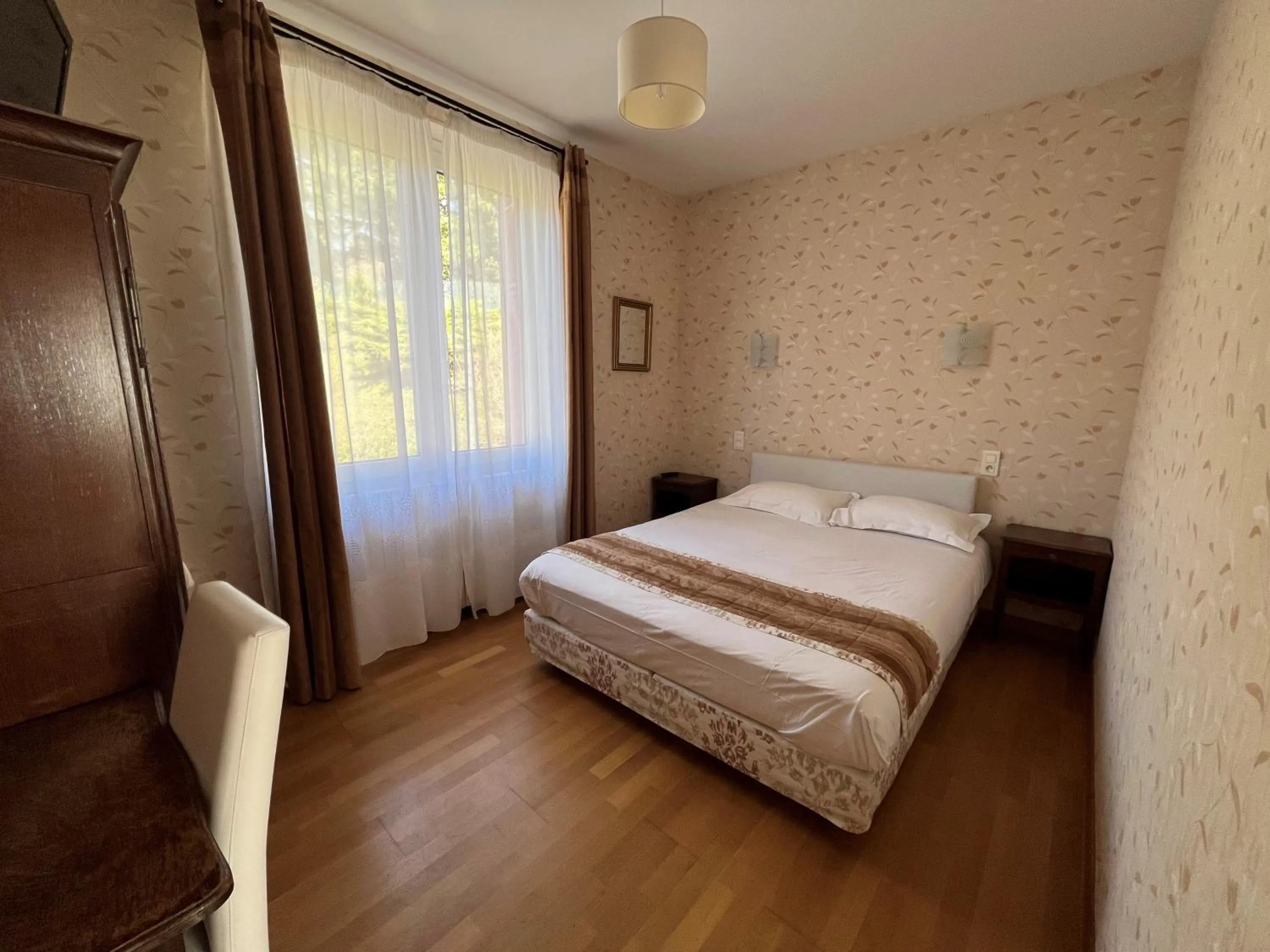 Photo of the whole room, Bed in Hôtel Restaurant Le Grillon