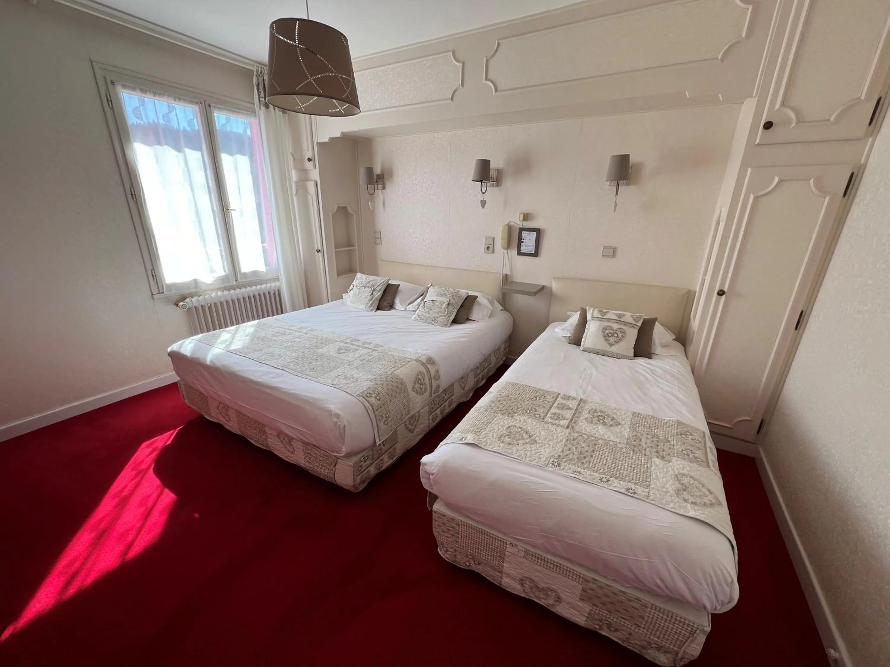 Photo of the whole room, Bed in Hôtel Restaurant Le Grillon