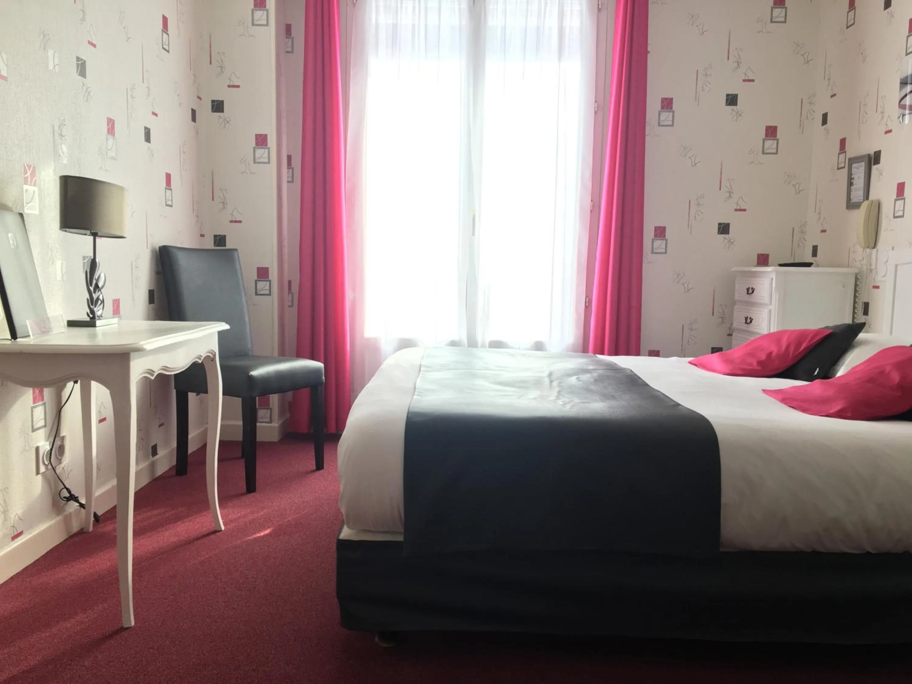 Bed in Hôtel Restaurant Le Grillon