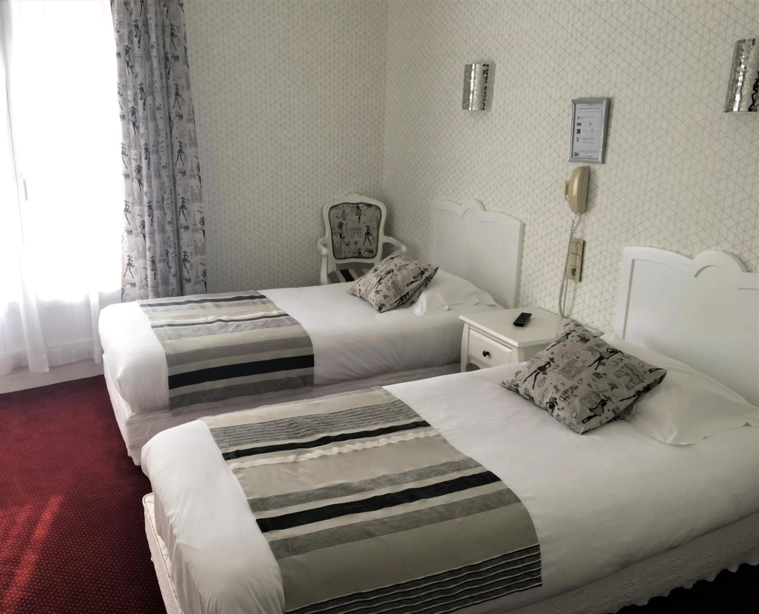 Bed in Hôtel Restaurant Le Grillon