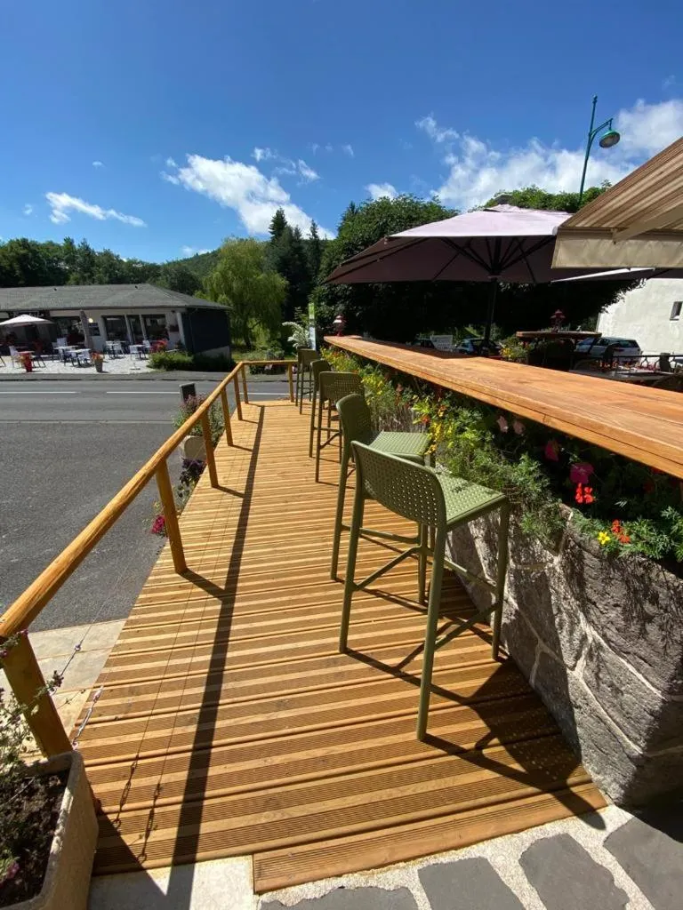 Patio in Hôtel Restaurant Le Grillon