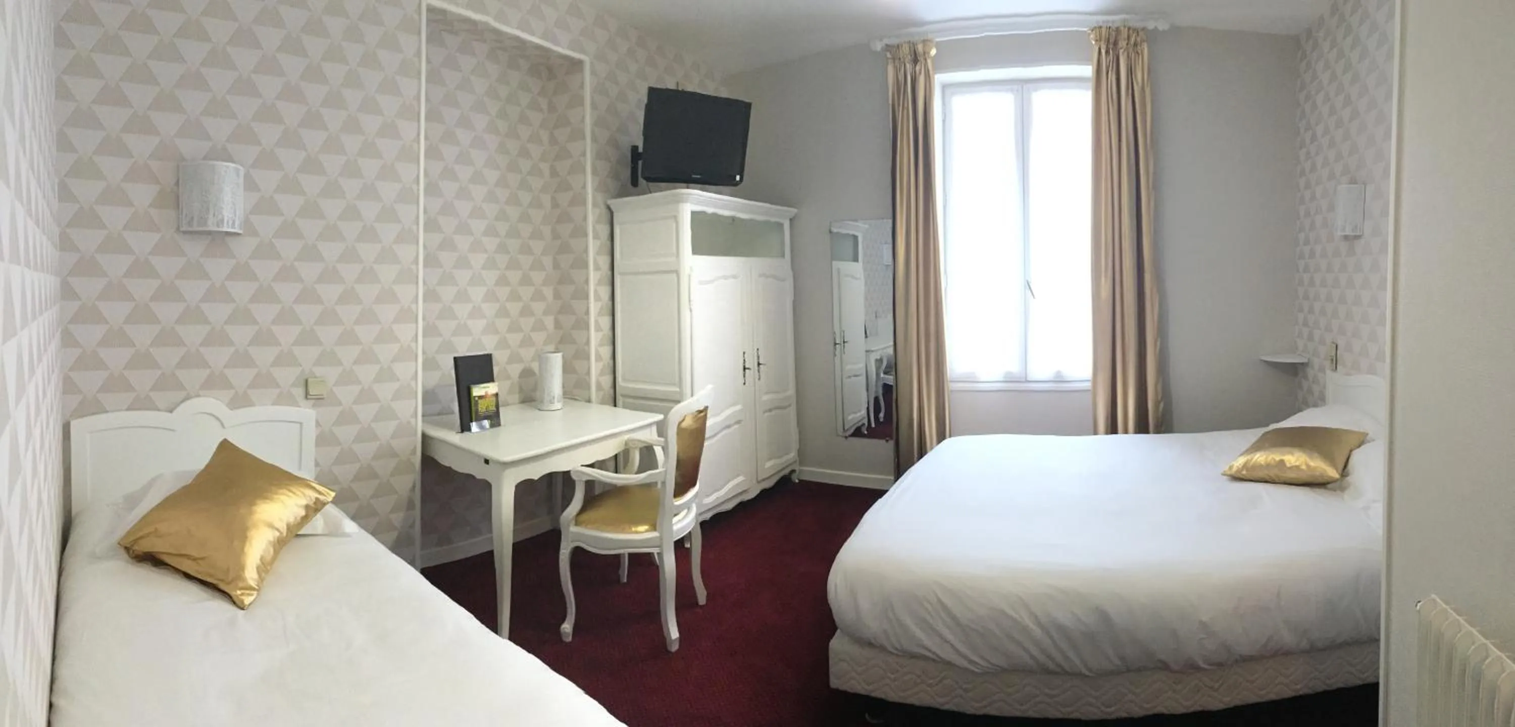 Bed in Hôtel Restaurant Le Grillon