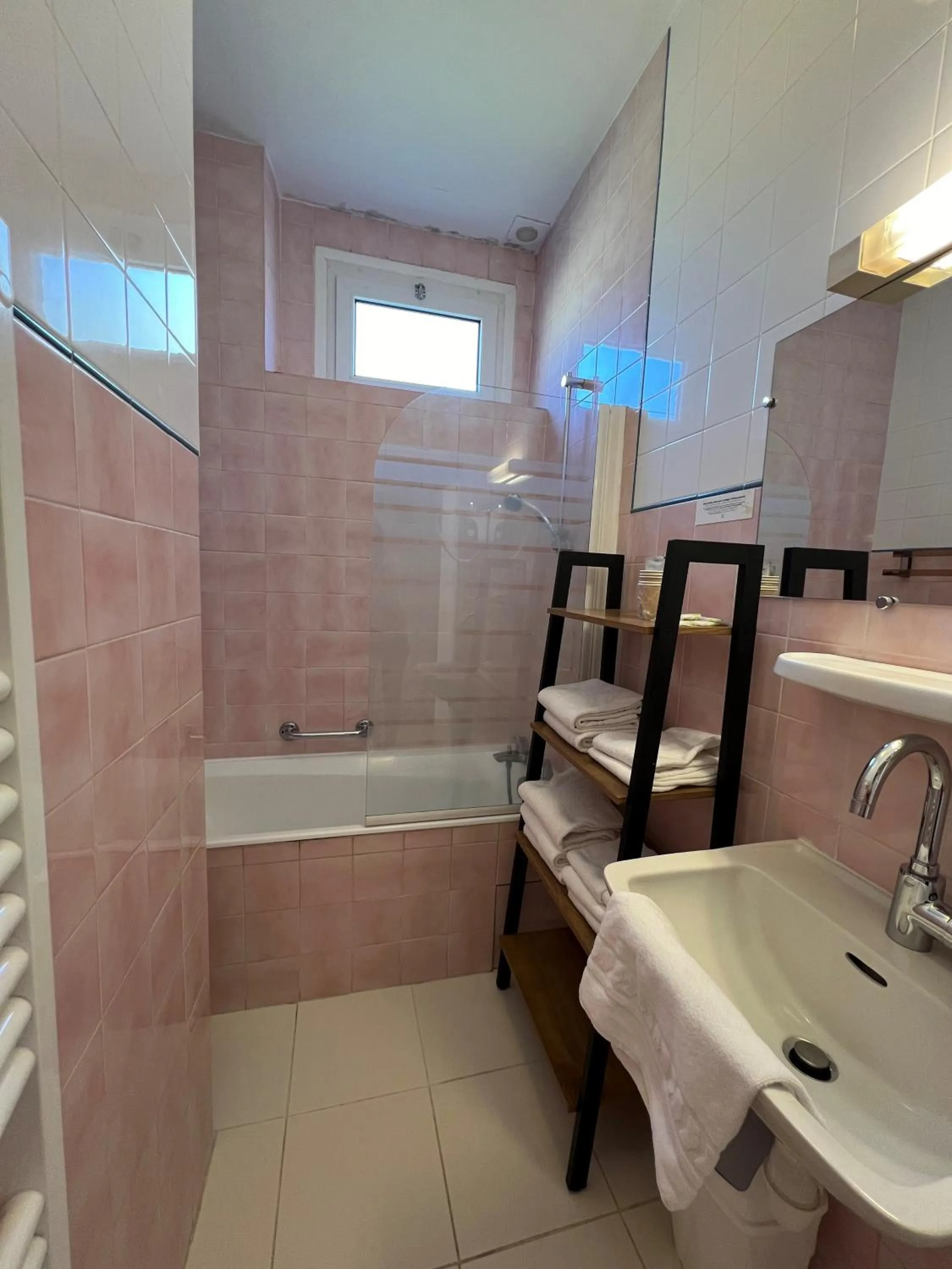 Bathroom in Hôtel Restaurant Le Grillon