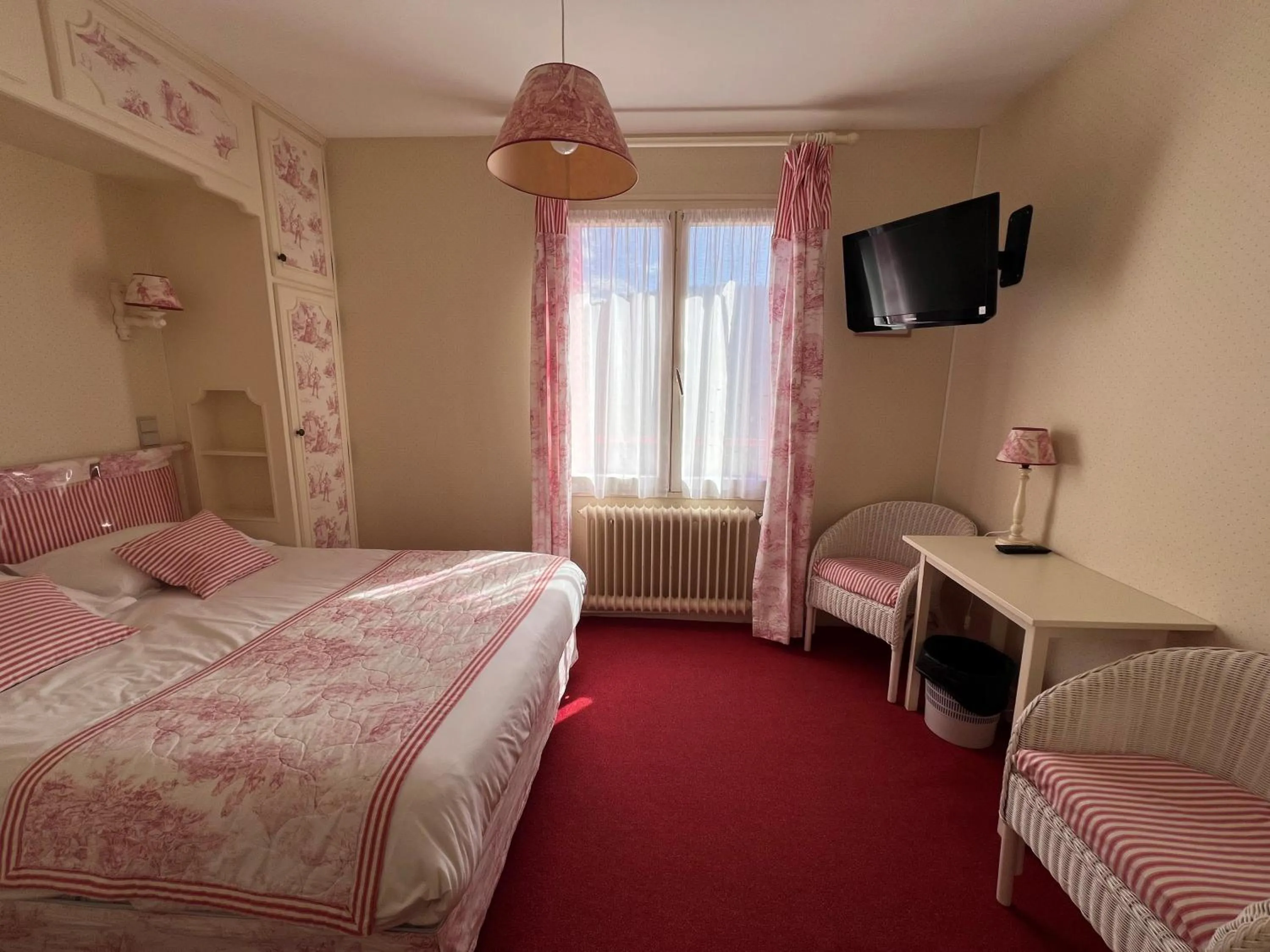 Photo of the whole room, Bed in Hôtel Restaurant Le Grillon