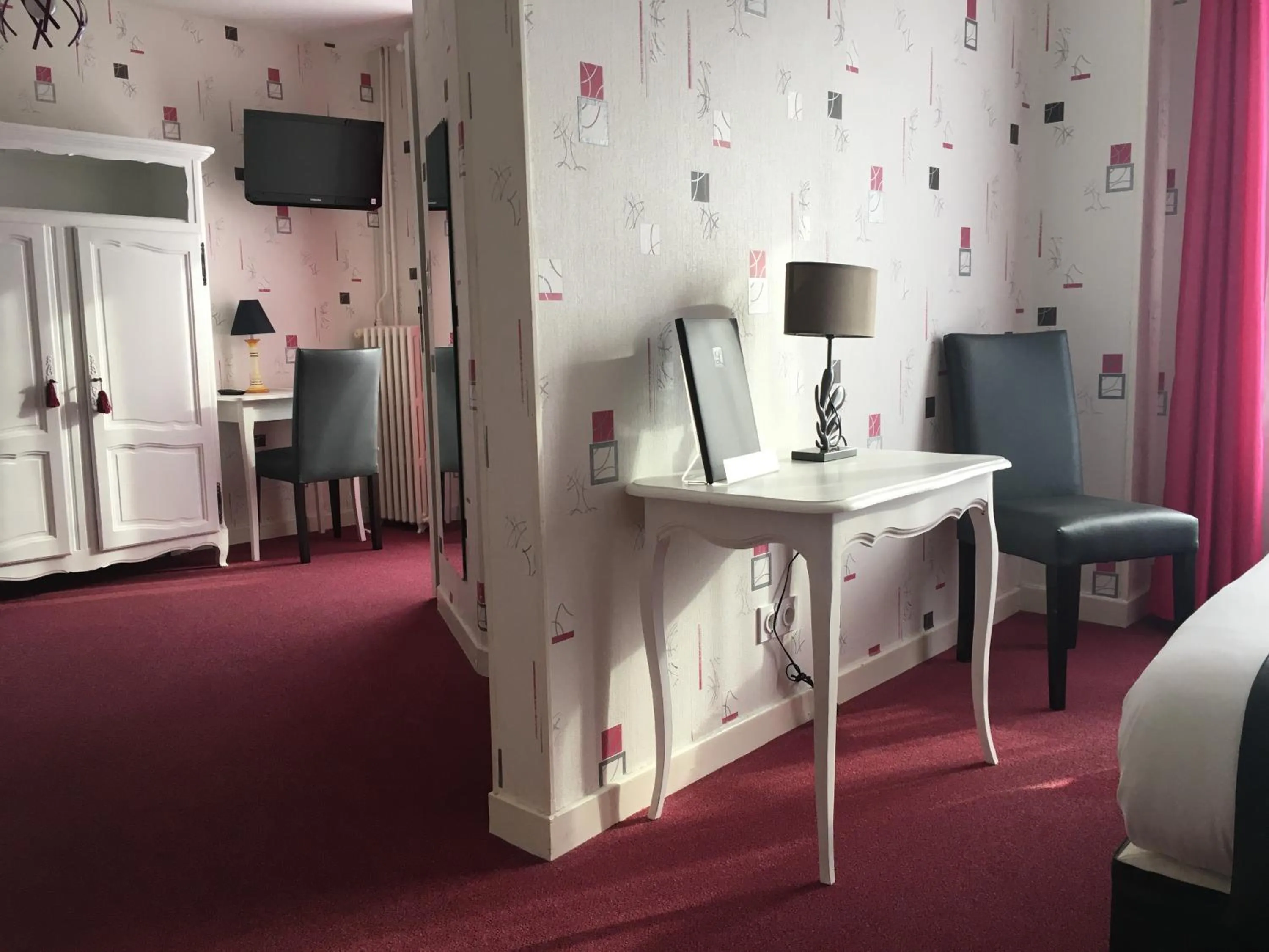 Photo of the whole room in Hôtel Restaurant Le Grillon