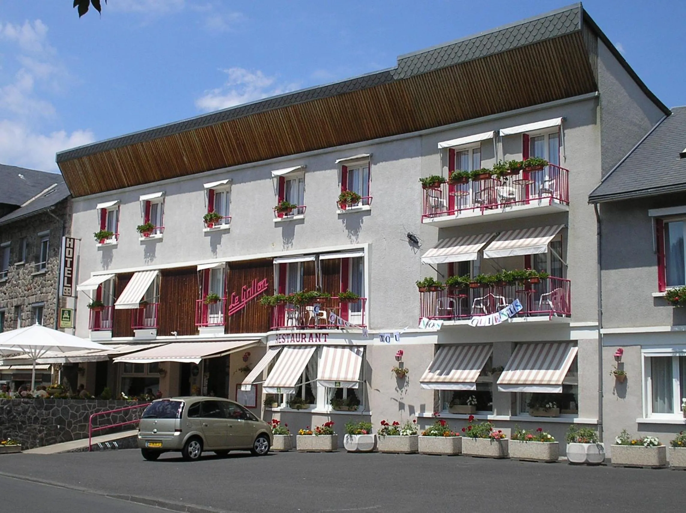 Property building in Hôtel Restaurant Le Grillon