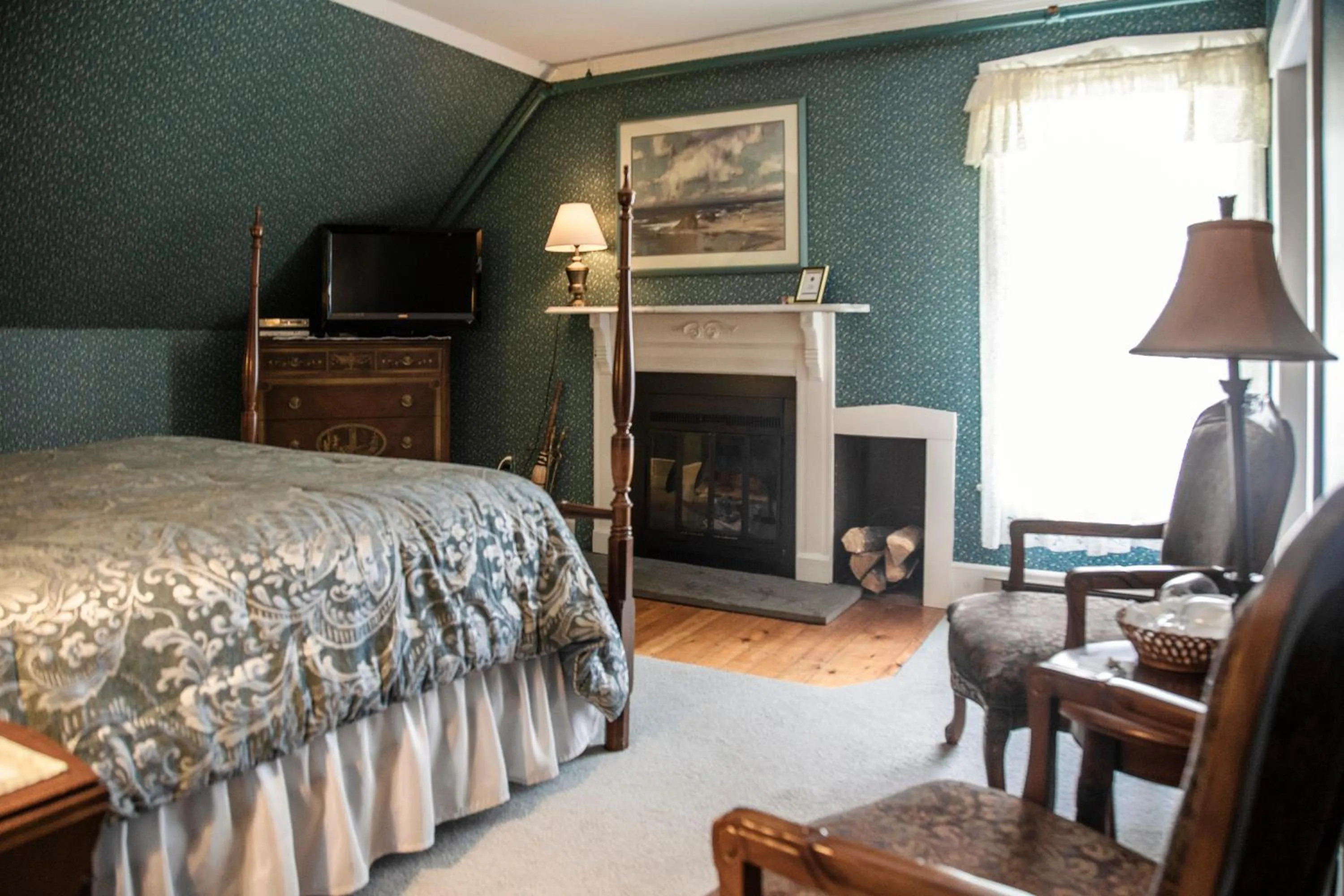 Bedroom, Bed in Deerfield Valley Inn - Mt Snow