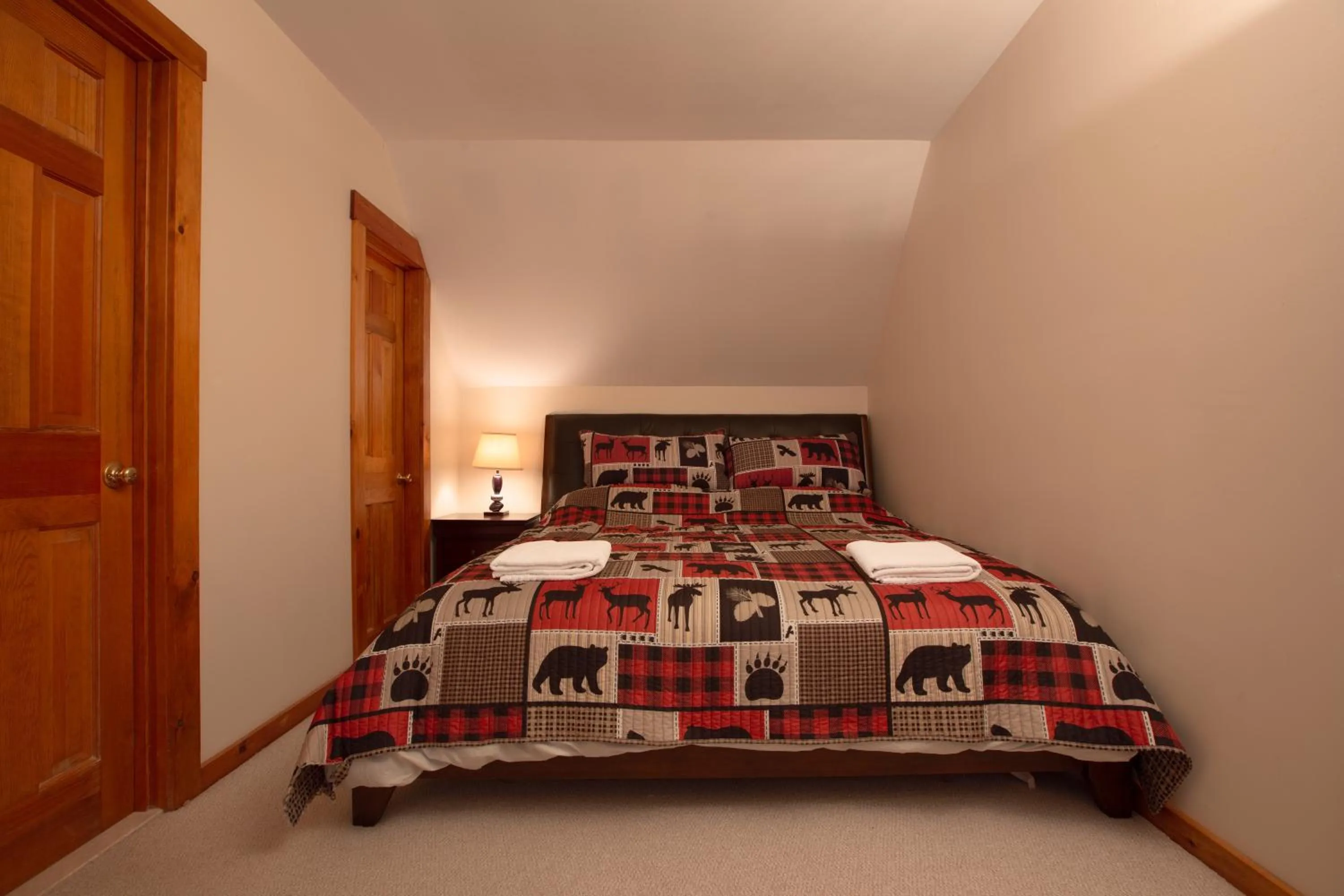 Bed in Deerfield Valley Inn - Mt Snow