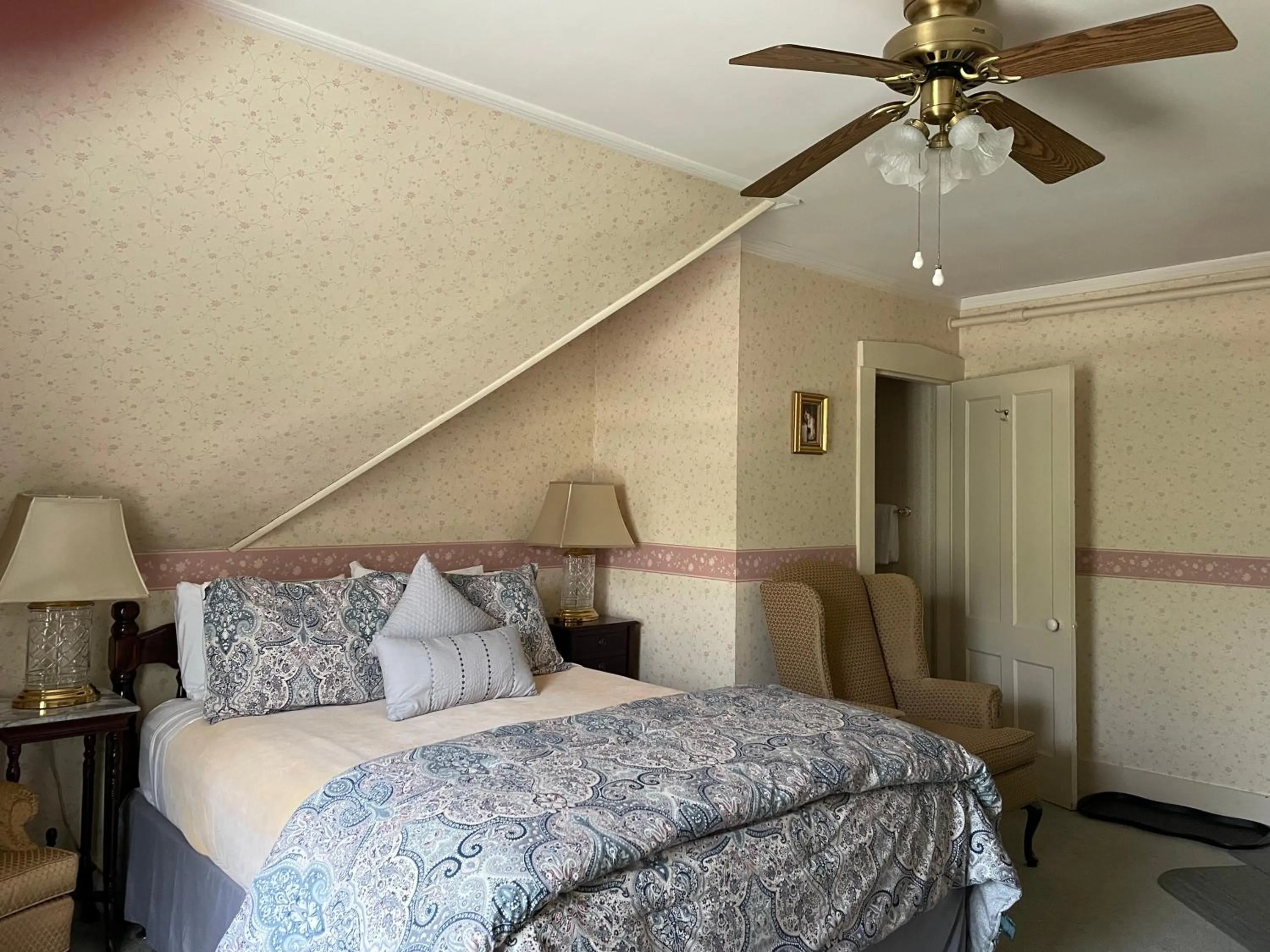 Bedroom, Bed in Deerfield Valley Inn - Mt Snow