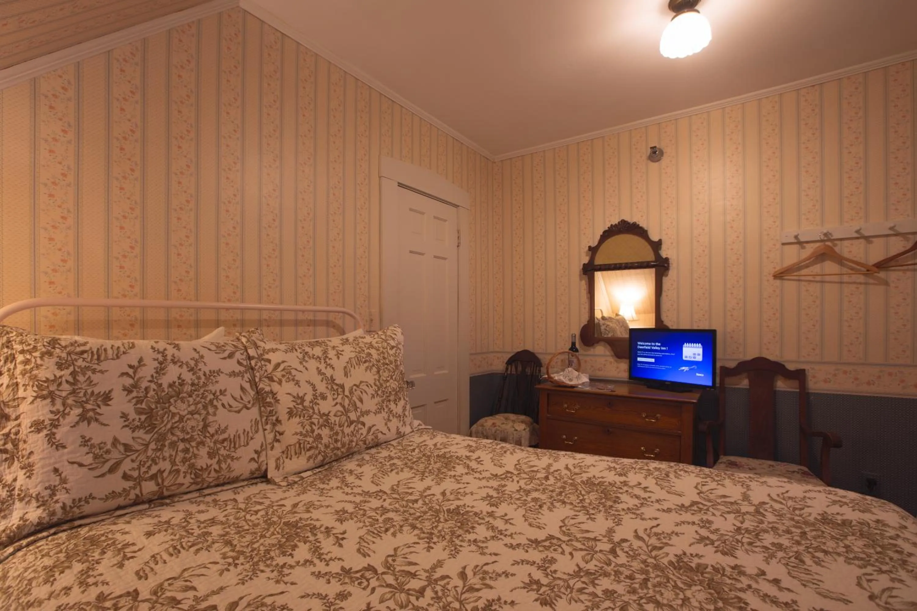 Bed in Deerfield Valley Inn - Mt Snow