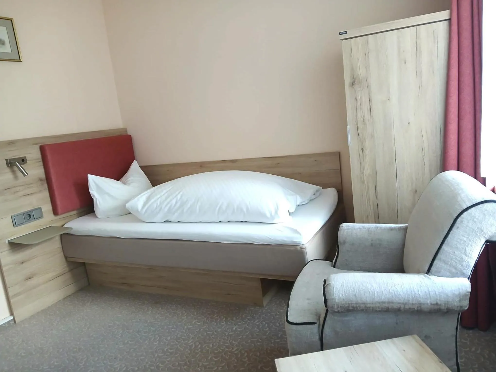 Photo of the whole room, Bed in Hotel Hahnenkleer Hof