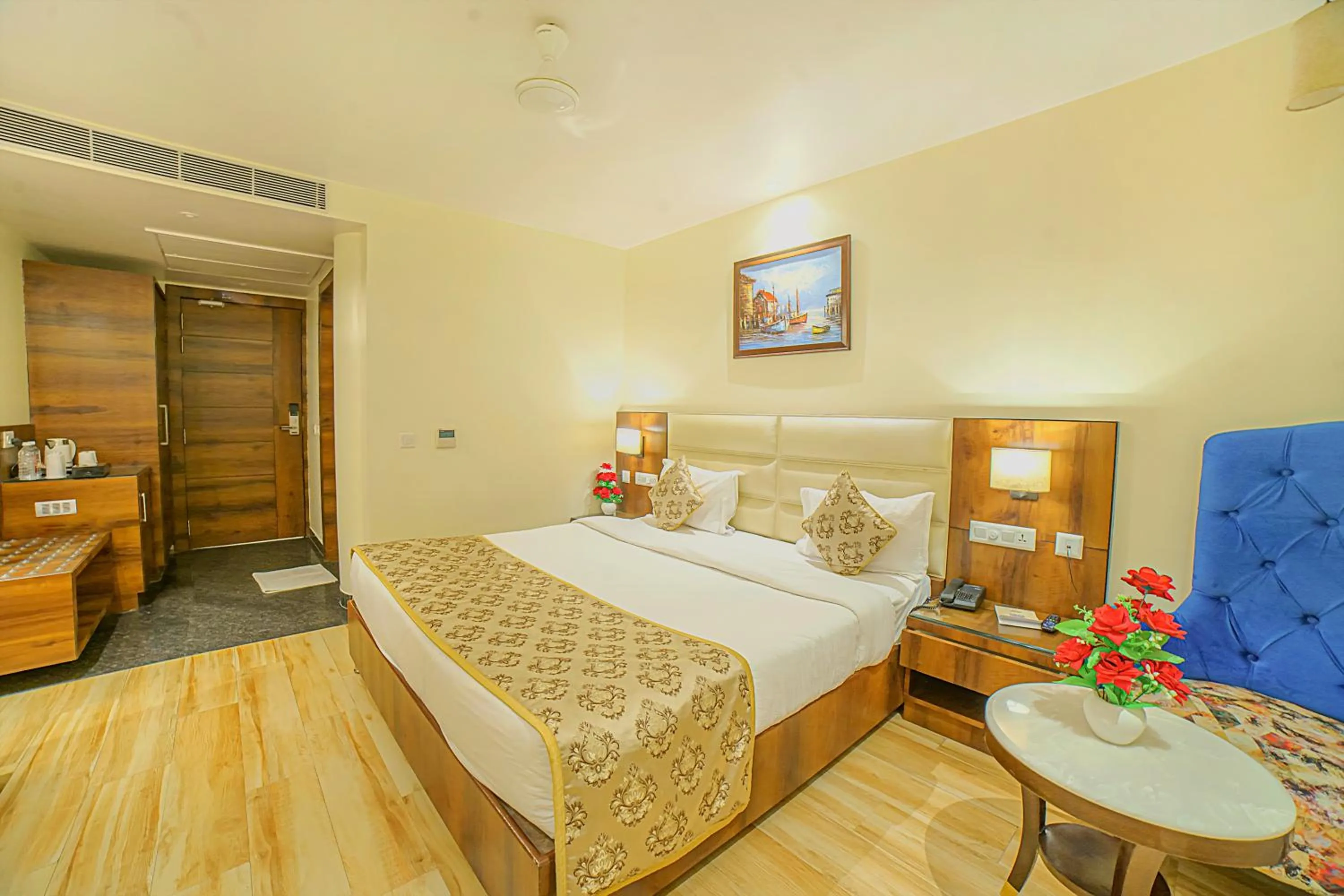Bed in Hotel Hira Inn-10mins From Railway Station & Bus Station