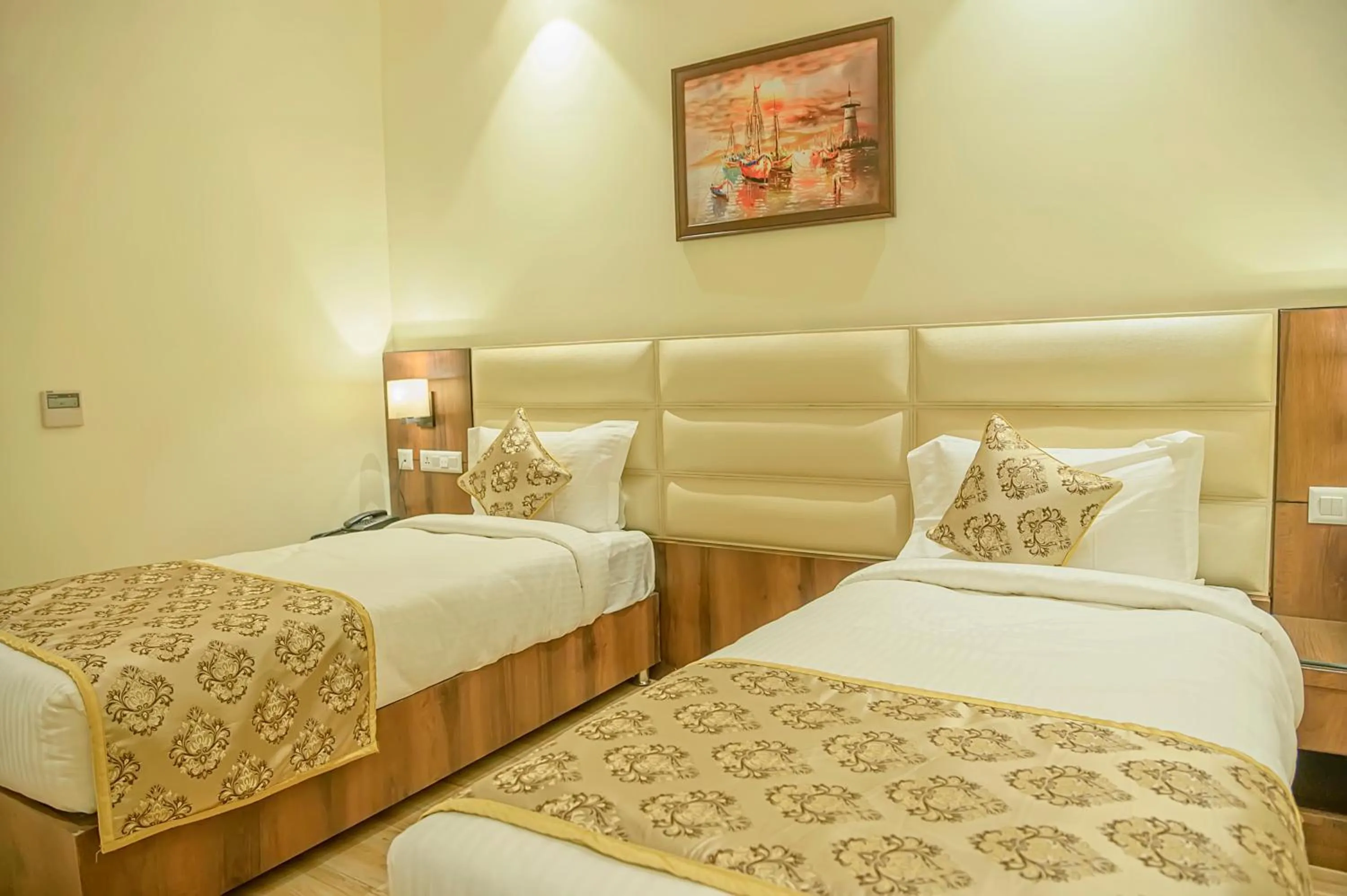 Bed in Hotel Hira Inn-10mins From Railway Station & Bus Station