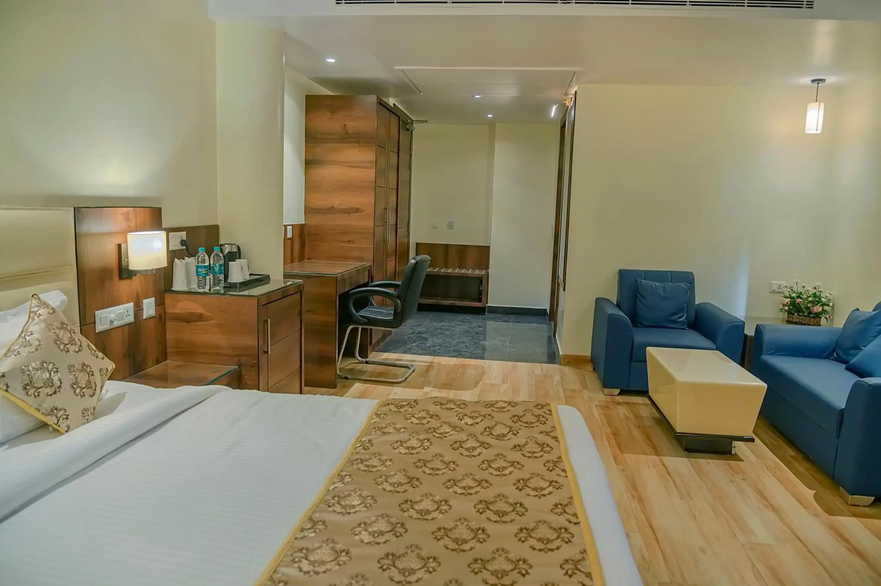 Superior King Room - single occupancy in Hotel Hira Inn-10mins From Railway Station & Bus Station Superior King Room - single occupancy in Hotel Hira Inn-10mins From Railway Station & Bus Station