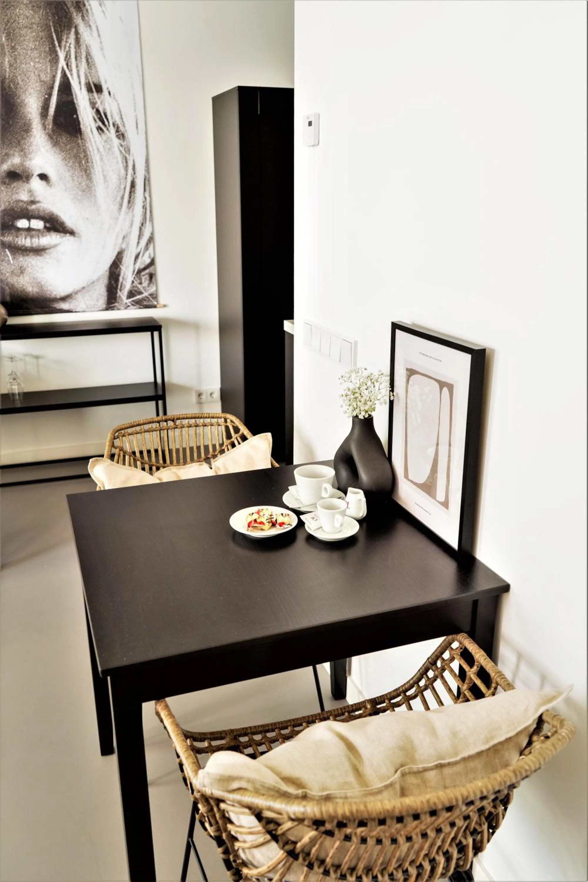 Dining area in B&B Ganzendiep aan het water