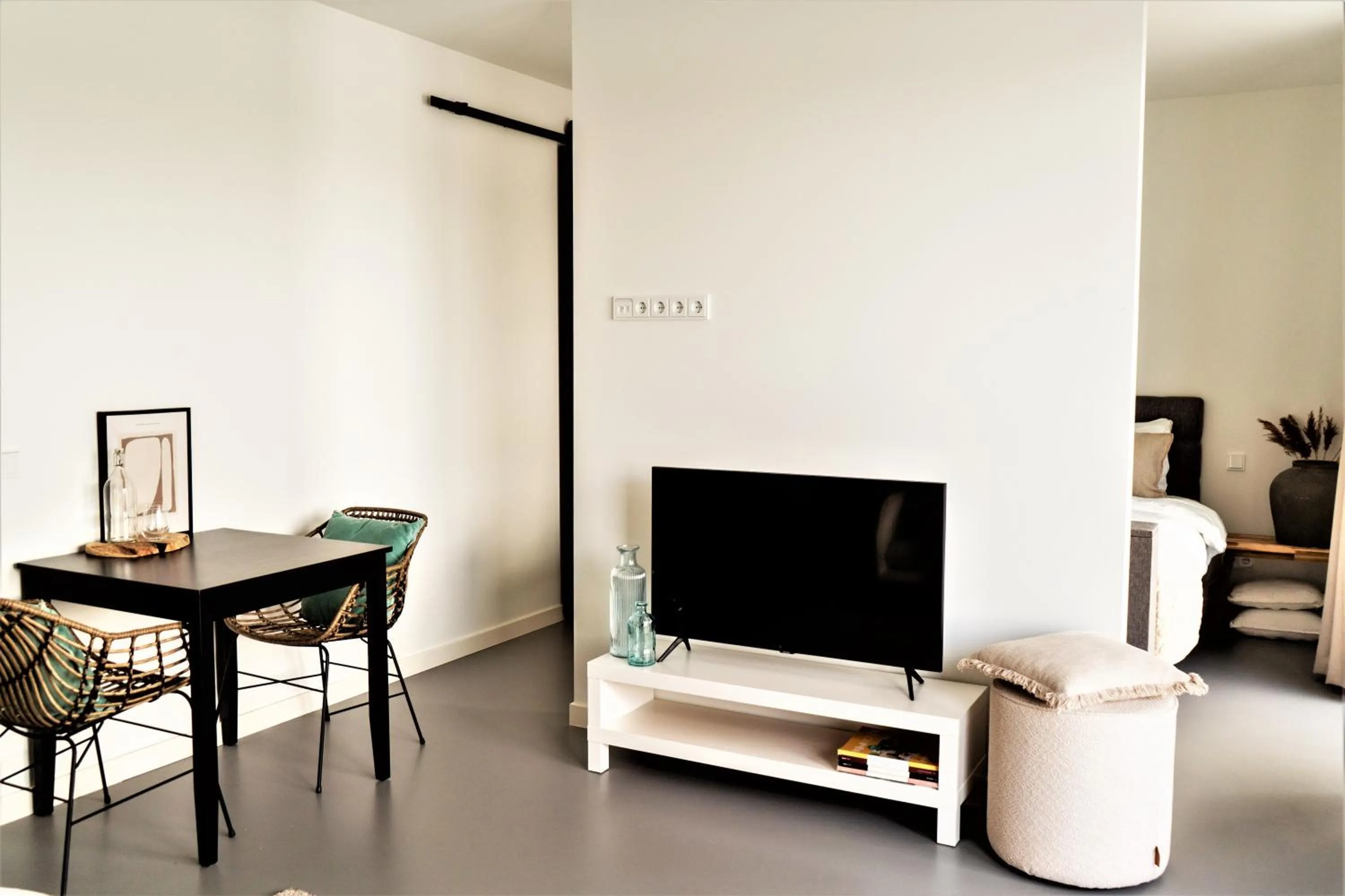 Dining area in B&B Ganzendiep aan het water