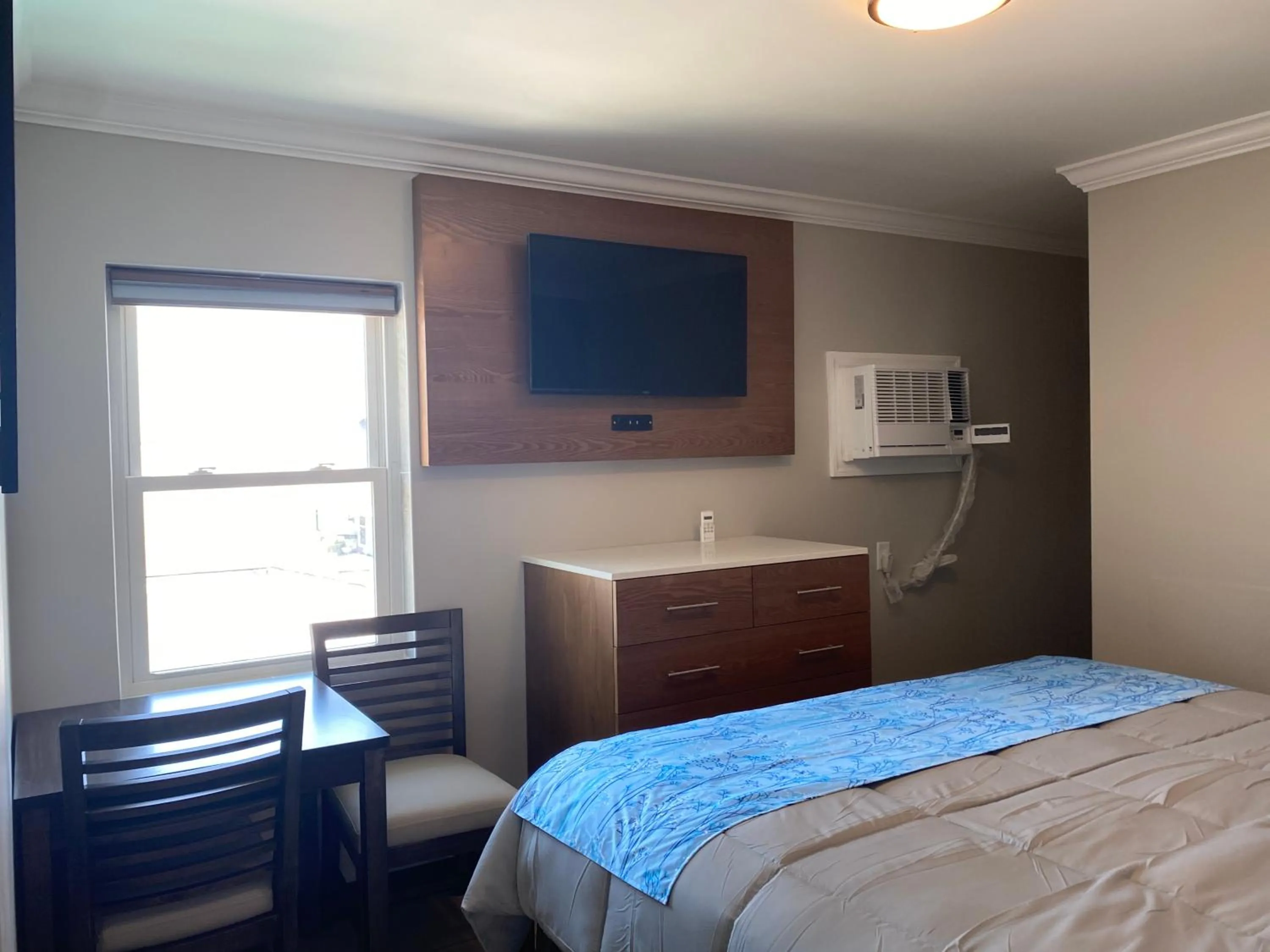 Bedroom, Bed in Coastal Sands Inn