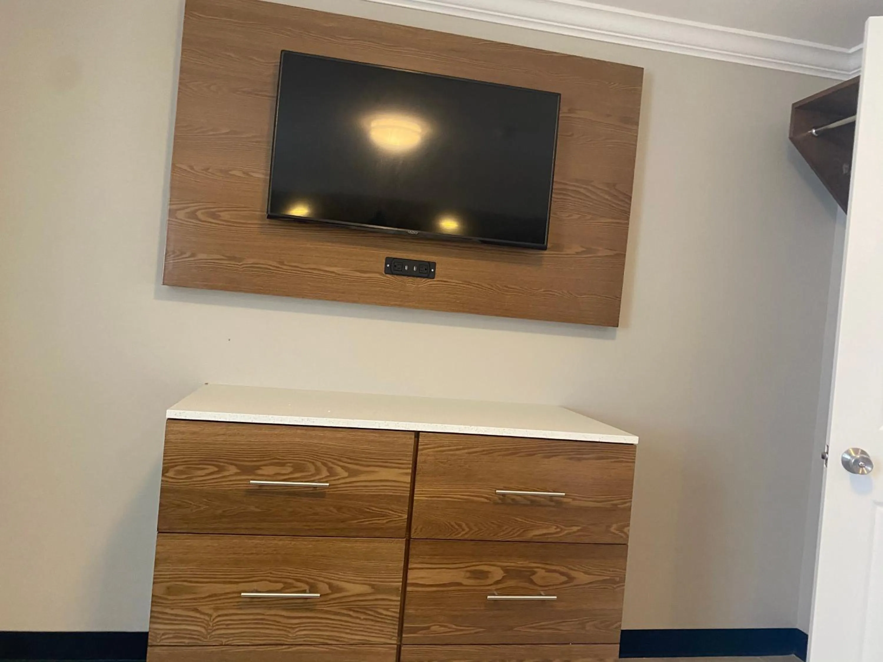 TV and multimedia in Coastal Sands Inn