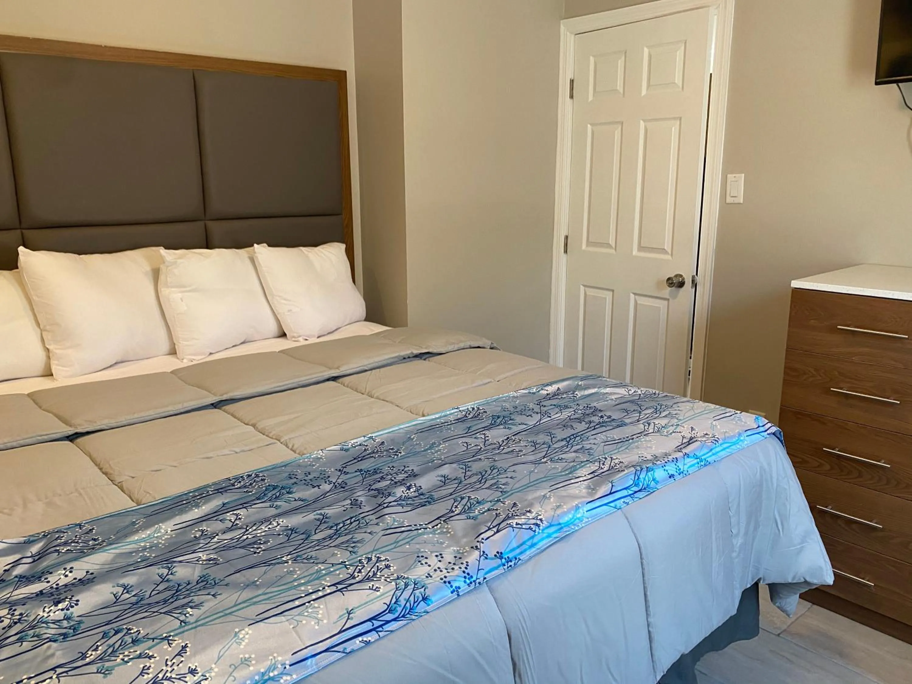 Bed in Coastal Sands Inn