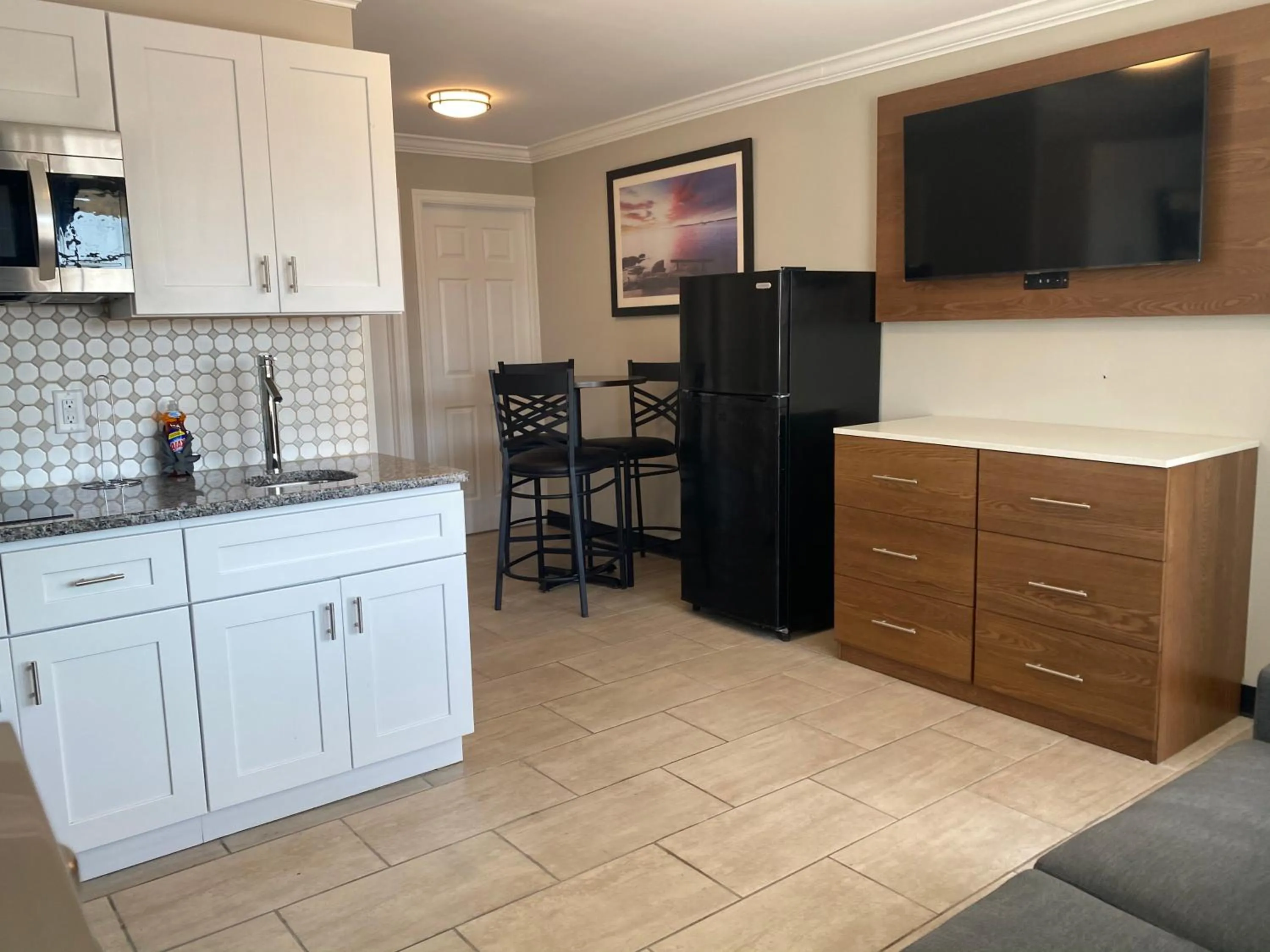 Kitchen or kitchenette in Coastal Sands Inn