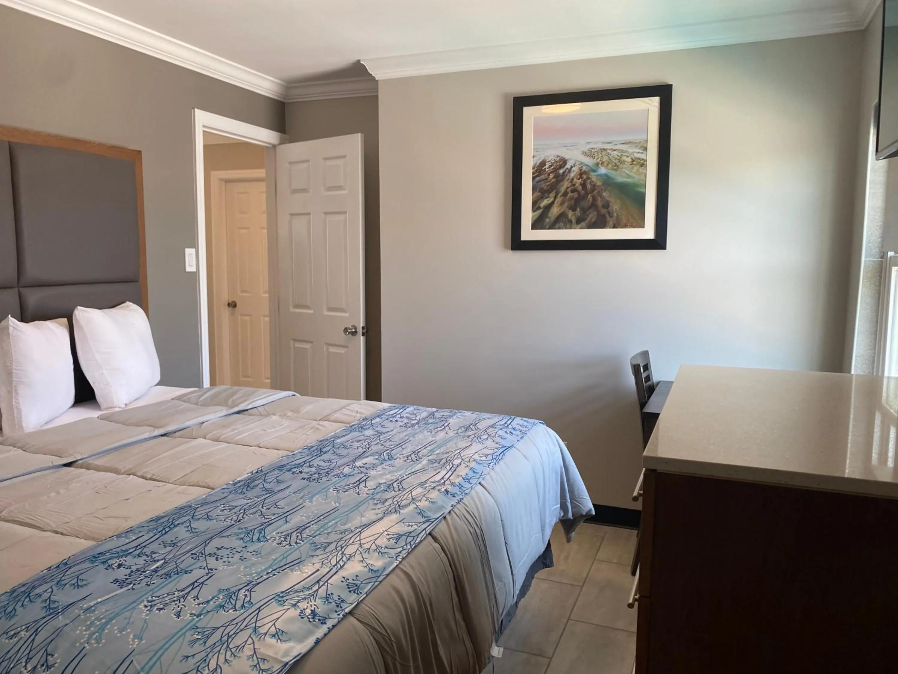 Bedroom, Bed in Coastal Sands Inn