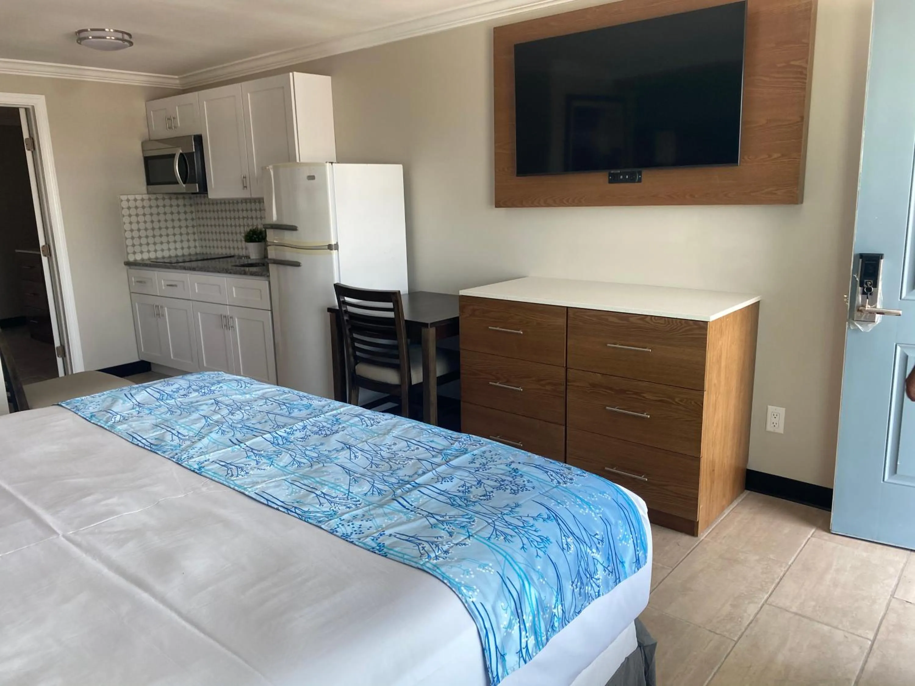 Photo of the whole room, Bed in Coastal Sands Inn