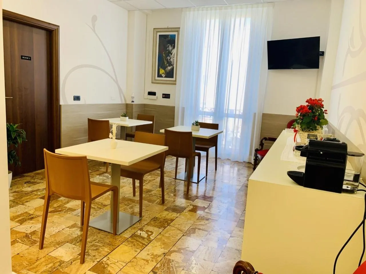 Communal lounge/ TV room in B&B Palazzo Storico Di Nicola