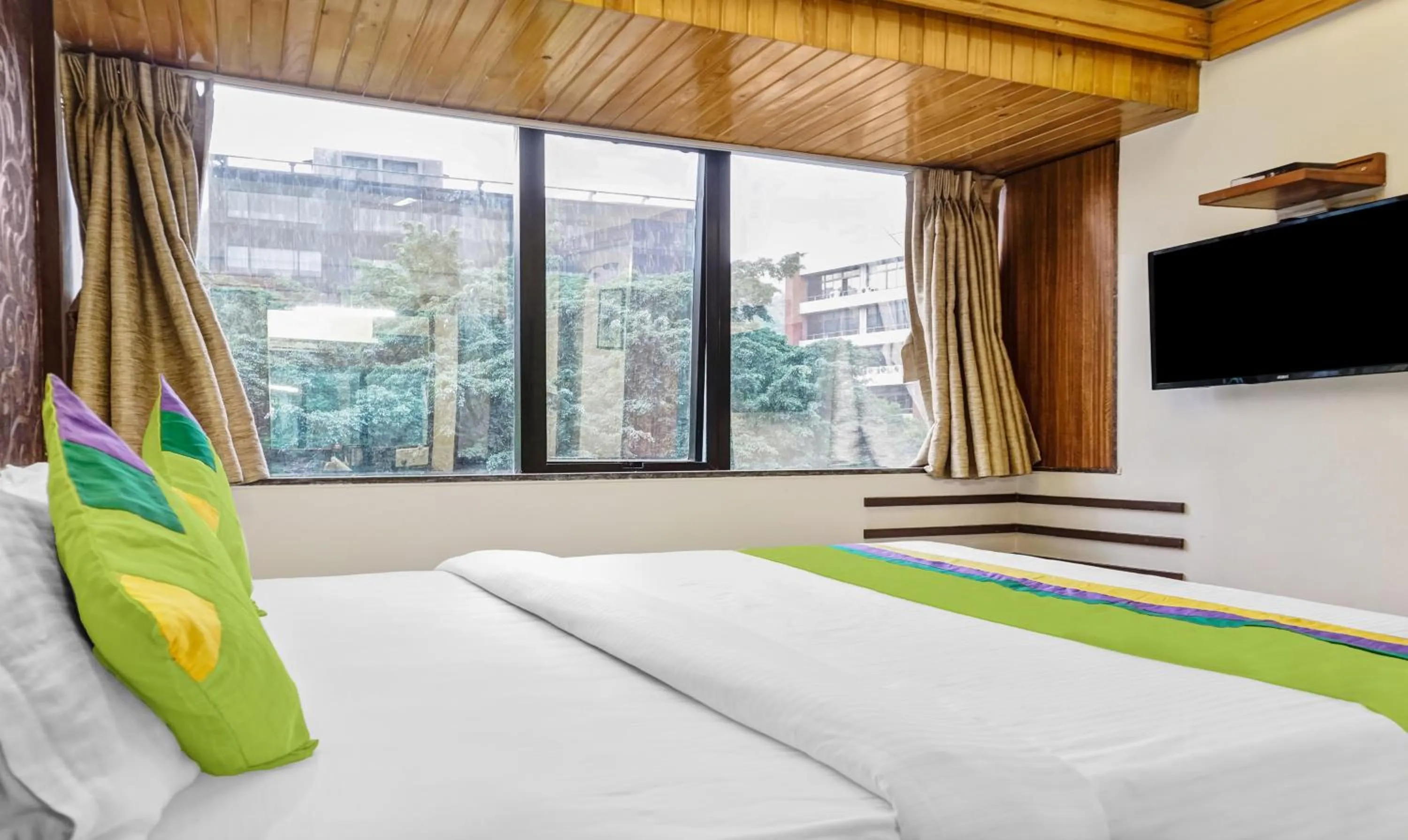 Bedroom, Bed in Treebo Sahara Shivaji Nagar