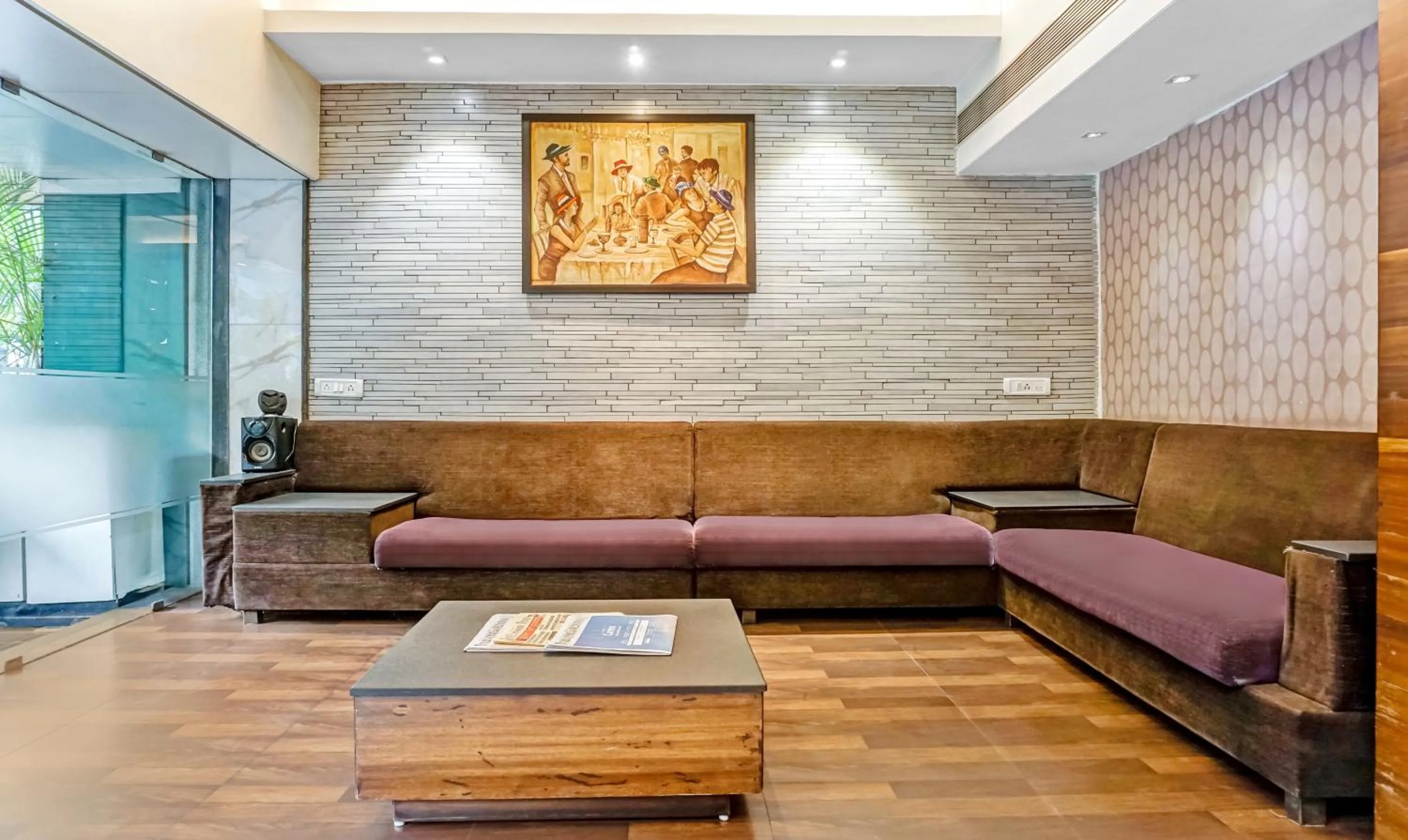 Seating area in Treebo Sahara Shivaji Nagar