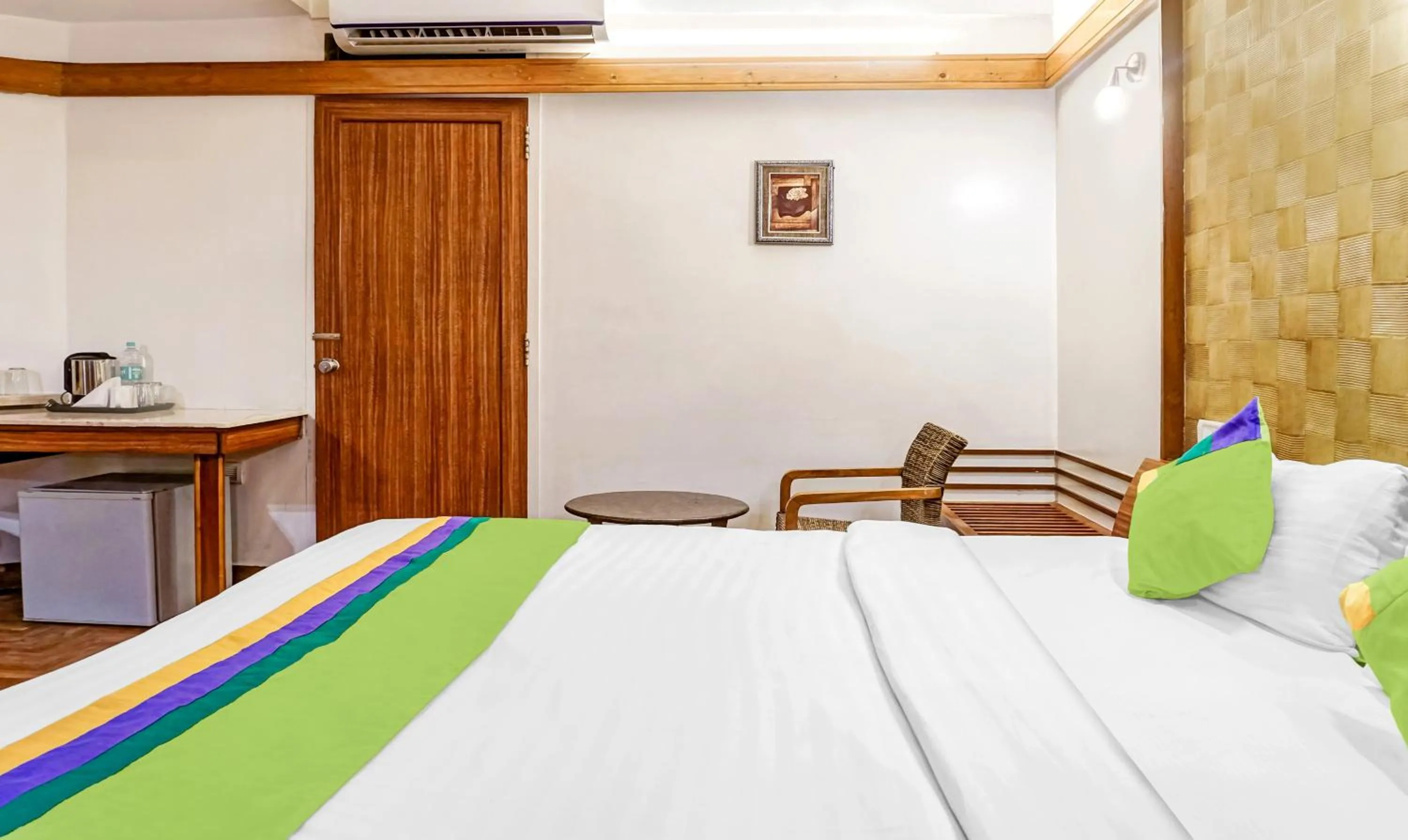 Bedroom, Bed in Treebo Sahara Shivaji Nagar