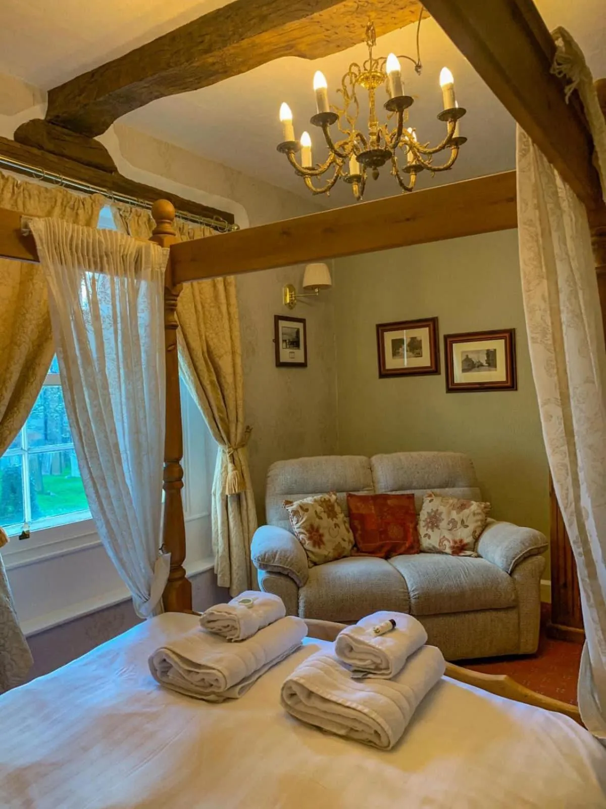 Seating area, Bed in Old Hall Hotel Hope