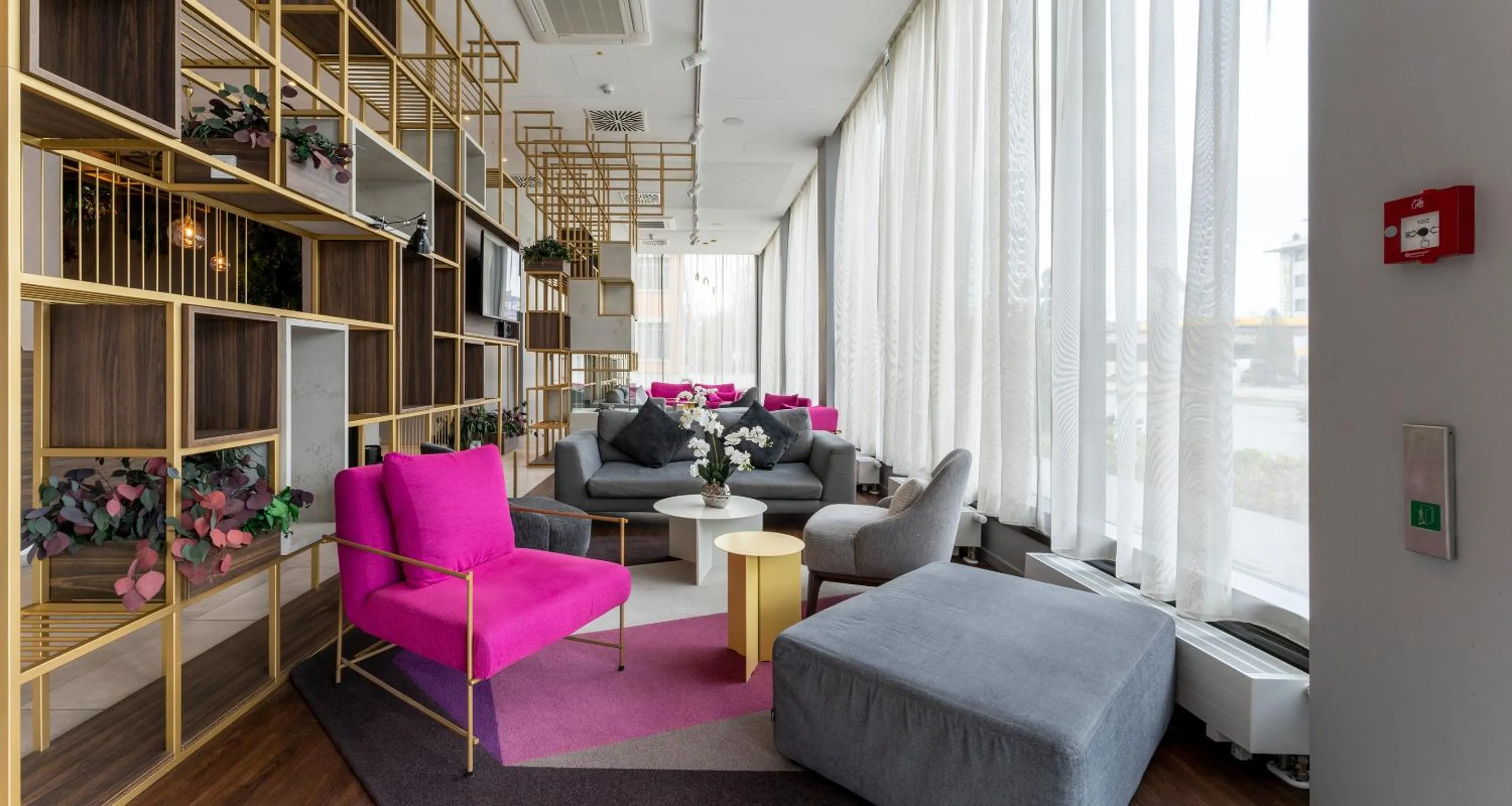 Seating area in PLAZA Premium München