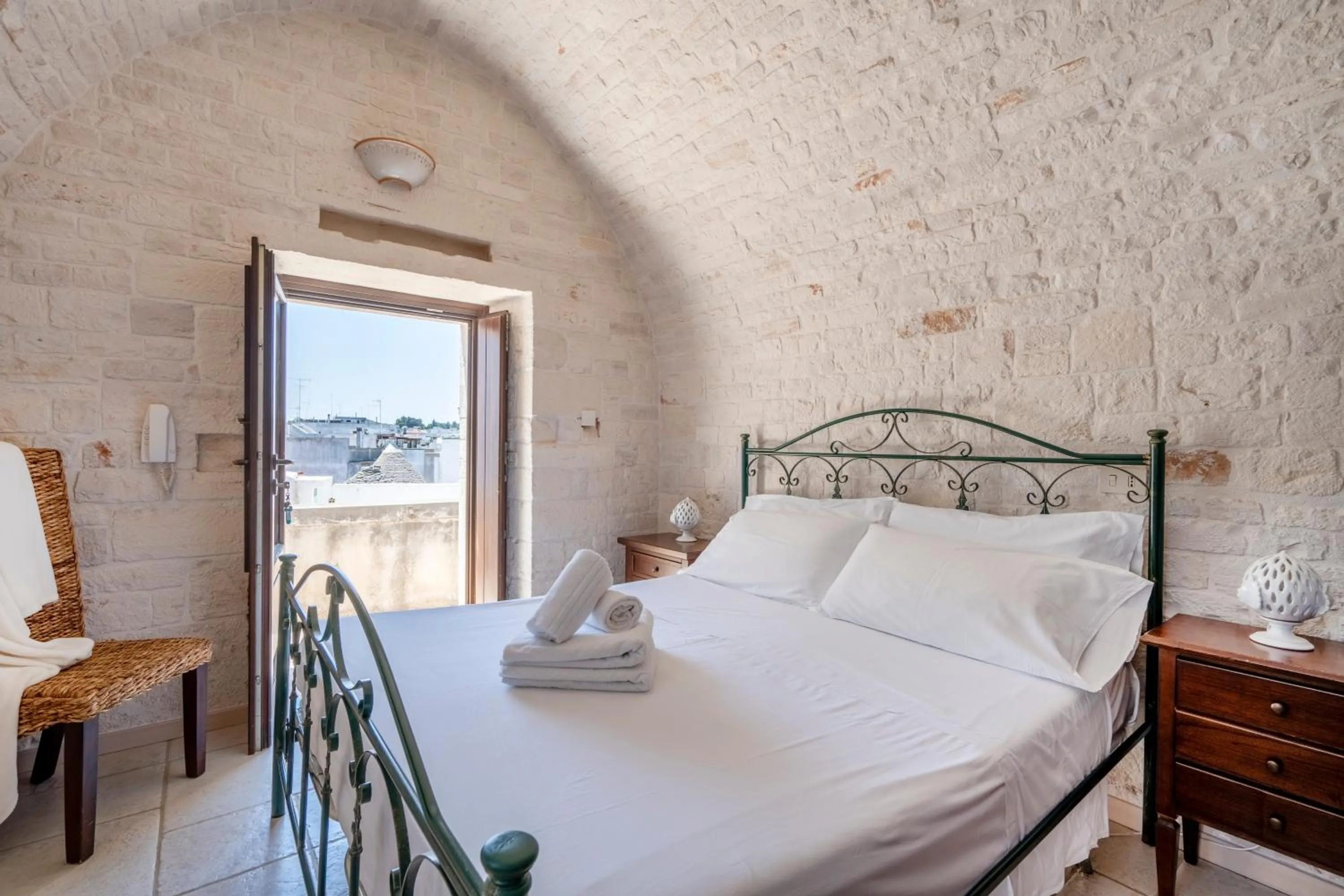 Bed in Trulli Contento - Rooms & Apartments