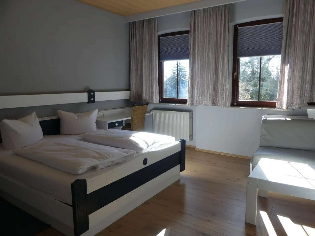 Photo of the whole room, Bed in Bayerischer Hof